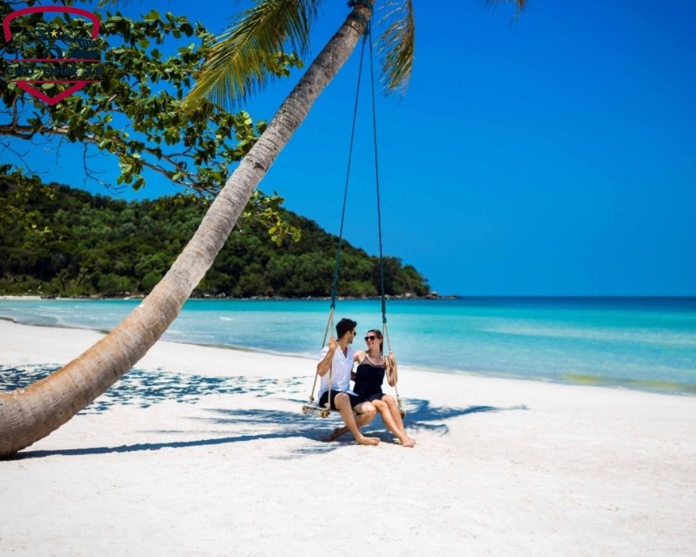 Biển xanh trong vắt với bãi các trắng mịn là đặc trưng của hòn đảo này
