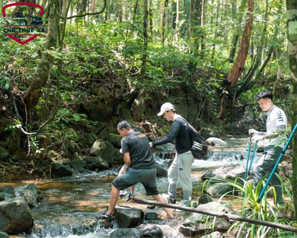 Hành trình di chuyển sẽ băng qua vài con suối nhỏ