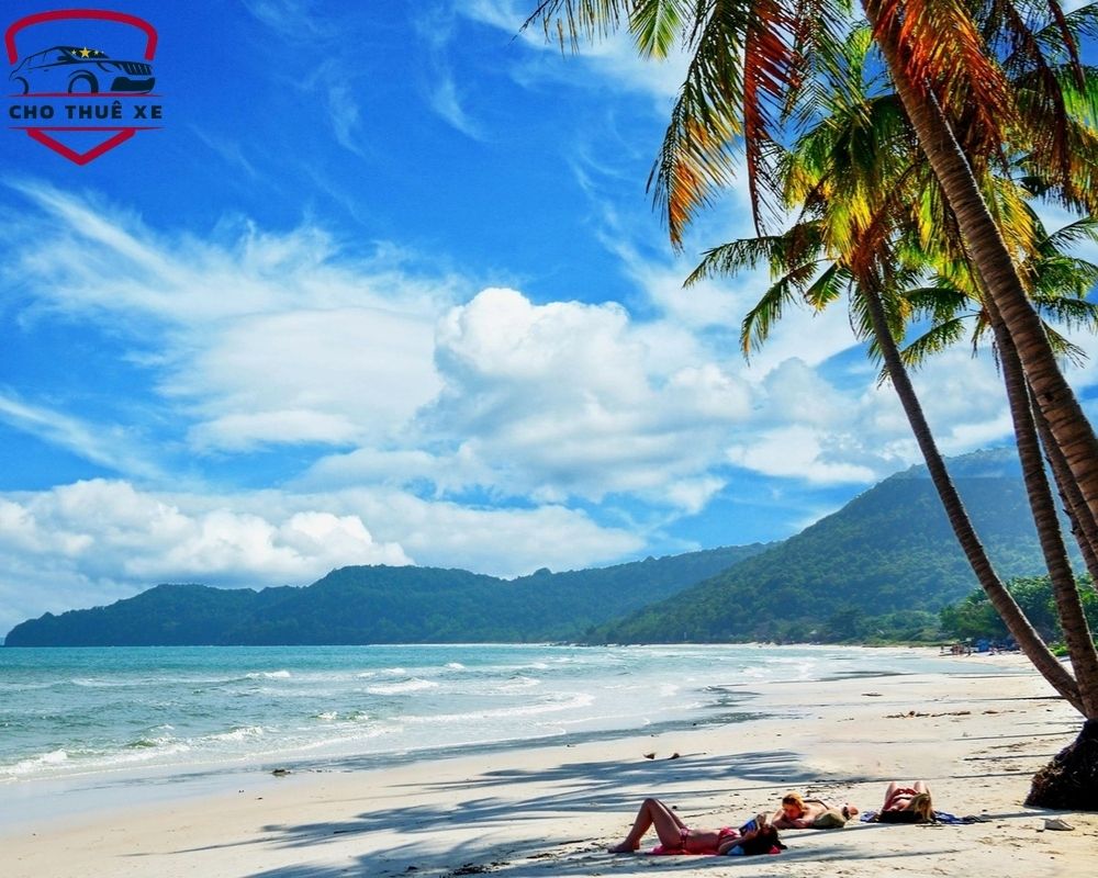 Mùa đẹp nhất của Phú Quốc có lẽ là mùa khô với nắng vàng biển xanh cùng với những đám mây trắng trôi bồng bềnh