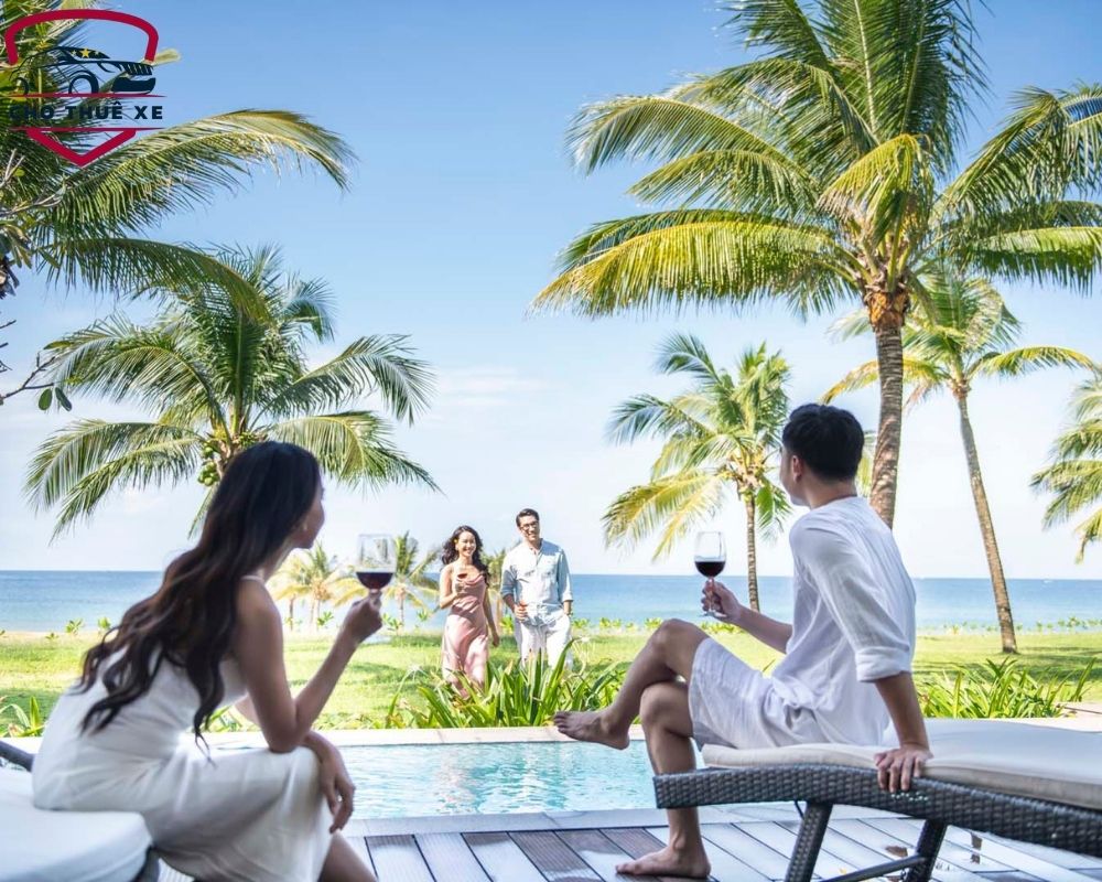 Vào mùa mưa, bạn có thể tham gia các hoạt động tự túc tại resort hoặc khách sạn