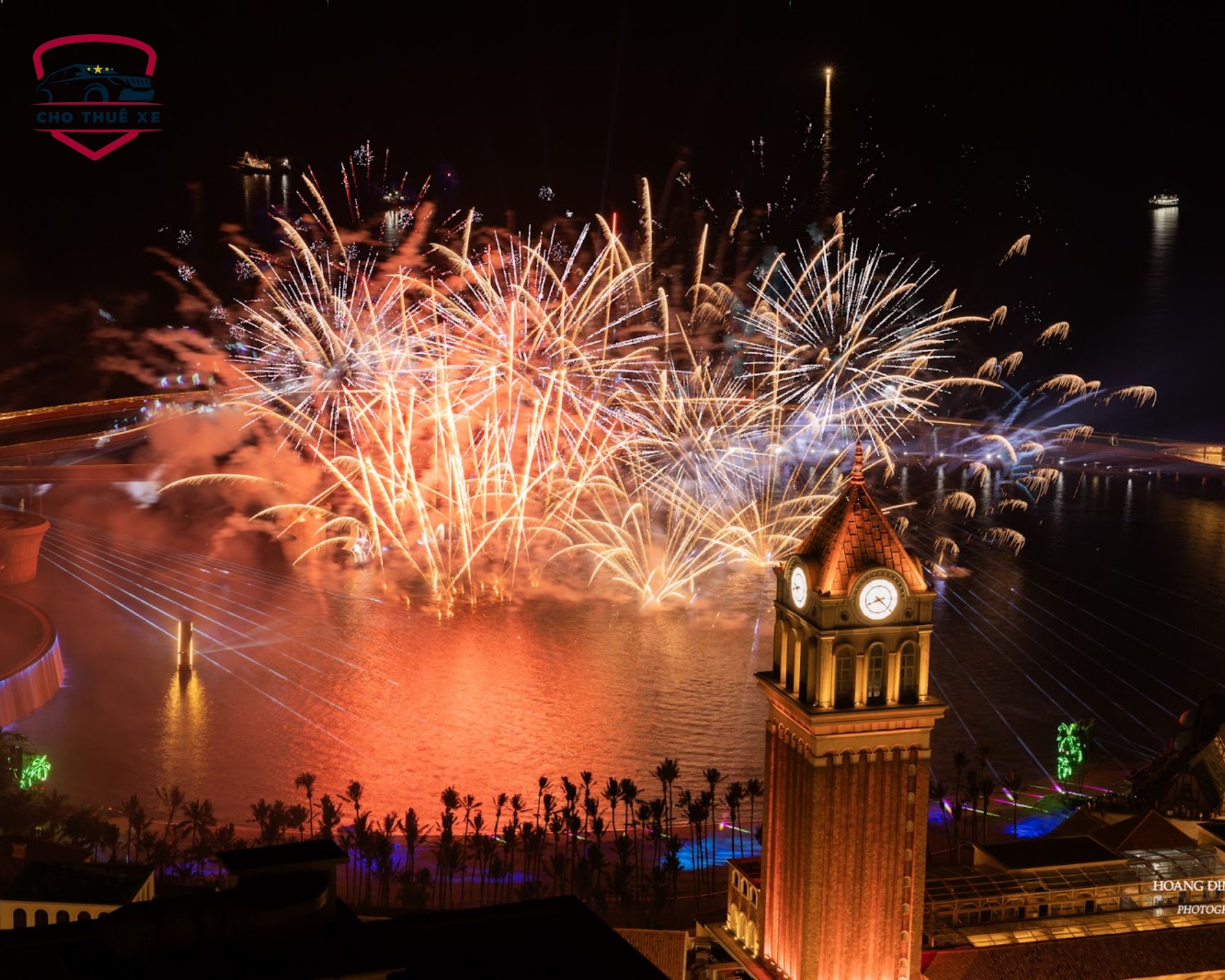 Cảnh quay ngoạn mục của show diễn Phú Quốc Symphony of the Sea, với pháo hoa bùng nổ trên nền mặt biển lấp lánh ánh đèn