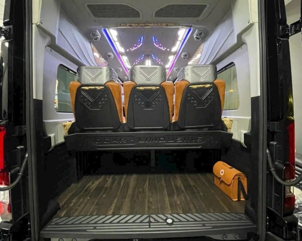Chỗ để hành lý của xe limousine 12 chỗ