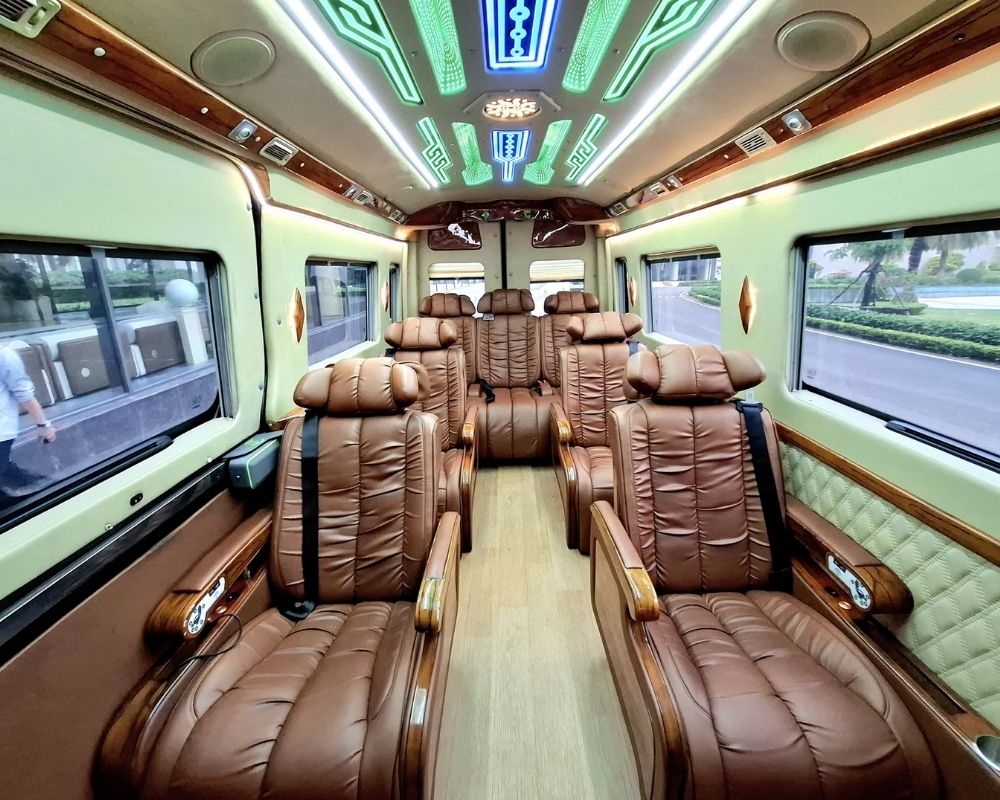 Xe limousine 12 chỗ bọc bằng da ghế màu nâu