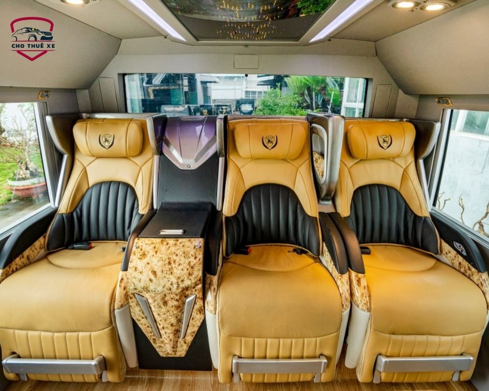 Ghế ngồi xe limousine dưới phần đuôi xe