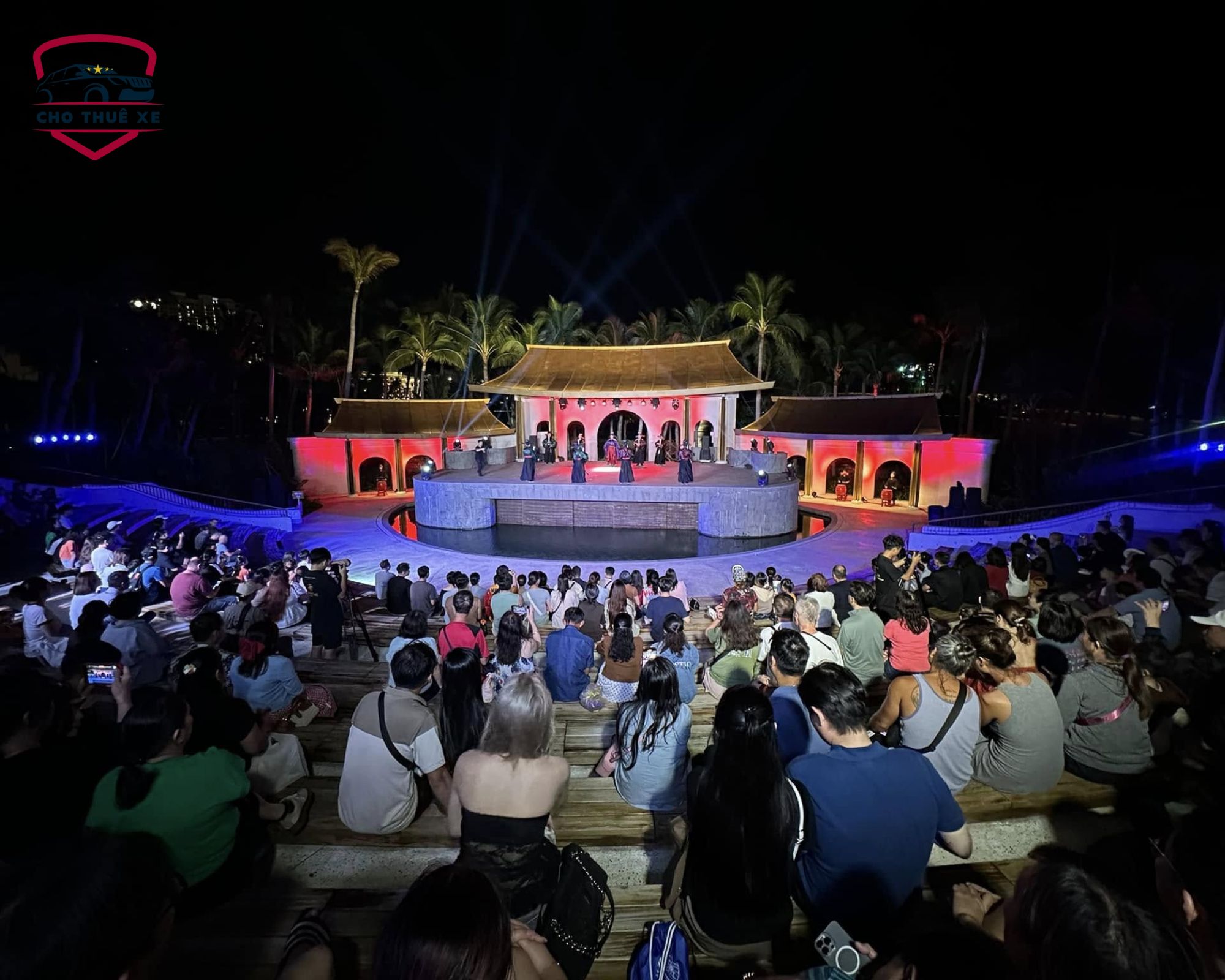 Khán giả thưởng thức show diễn Phú Quốc Việt Phục – Cổ Y Nét Việt trên sân khấu ngoài trời với kiến trúc truyền thống