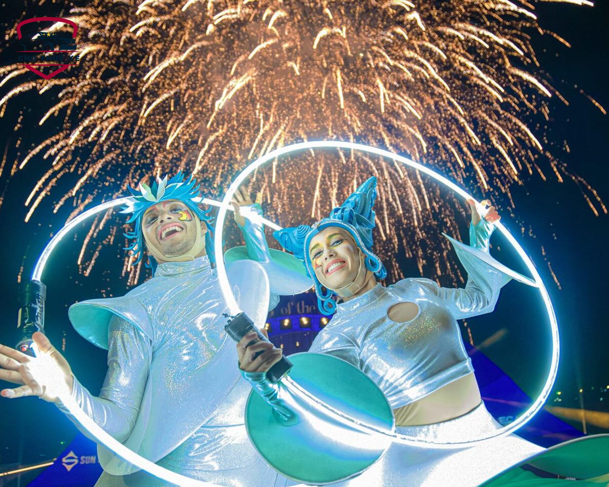 Khoảnh khắc ấn tượng của show diễn Phú Quốc Kiss of the Sea với các nghệ sĩ và hiệu ứng pháo hoa rực rỡ trên nền trời đêm