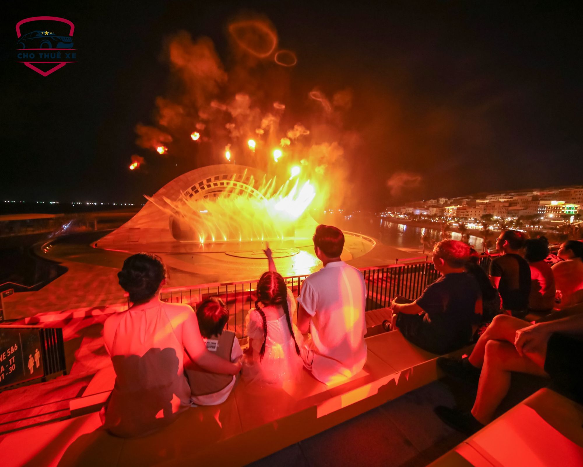 Khoảnh khắc kỳ diệu khi du khách chiêm ngưỡng show Kiss of the Sea, cho thấy sự đa dạng của các hoạt động giải trí đi kèm với vé cáp treo Hòn Thơm Phú Quốc