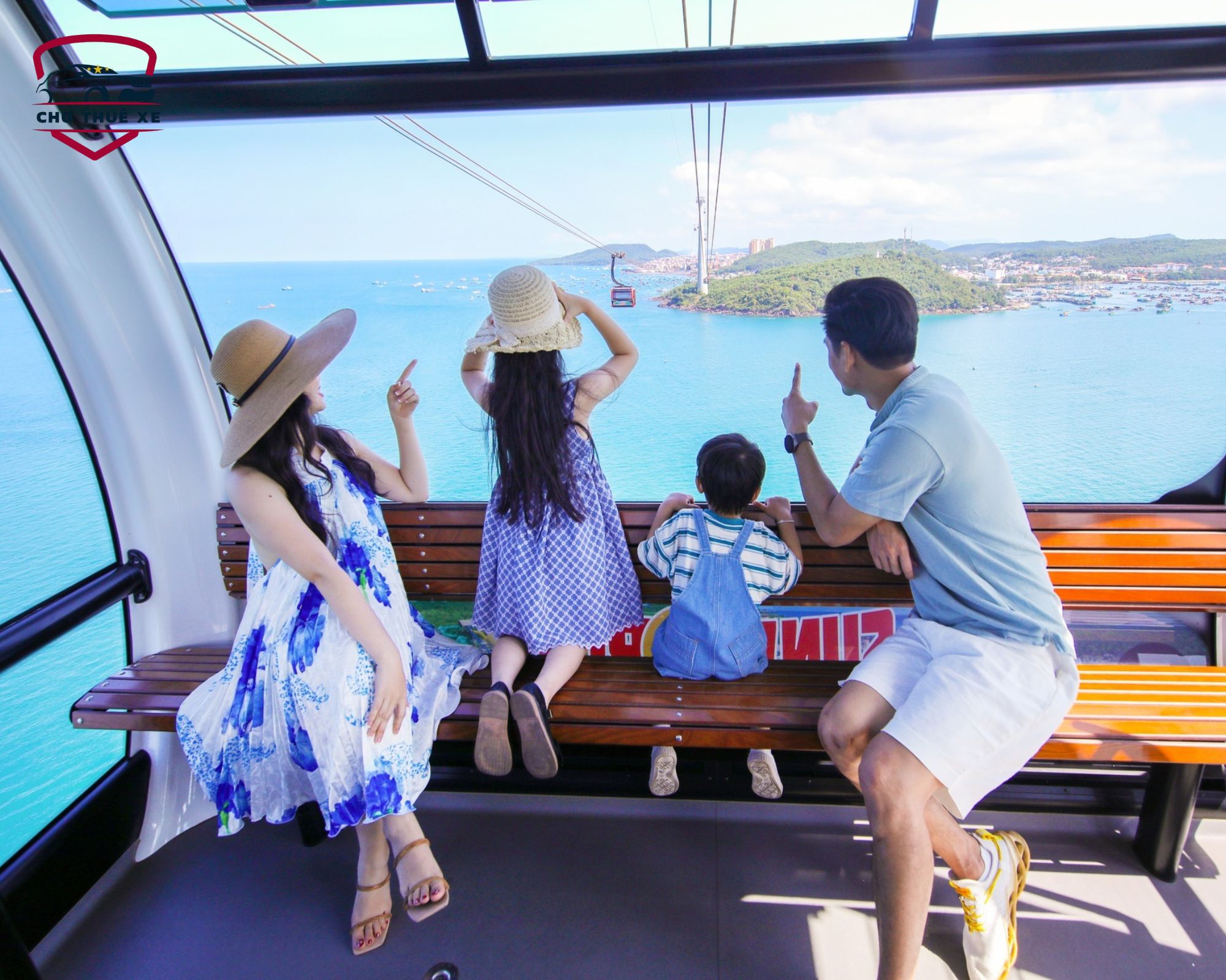 Một gia đình nhỏ đang trải nghiệm tuyến cáp treo vượt biển dài nhất thế giới, khám phá vẻ đẹp của Hòn Thơm với vé cáp treo Hòn Thơm Phú Quốc