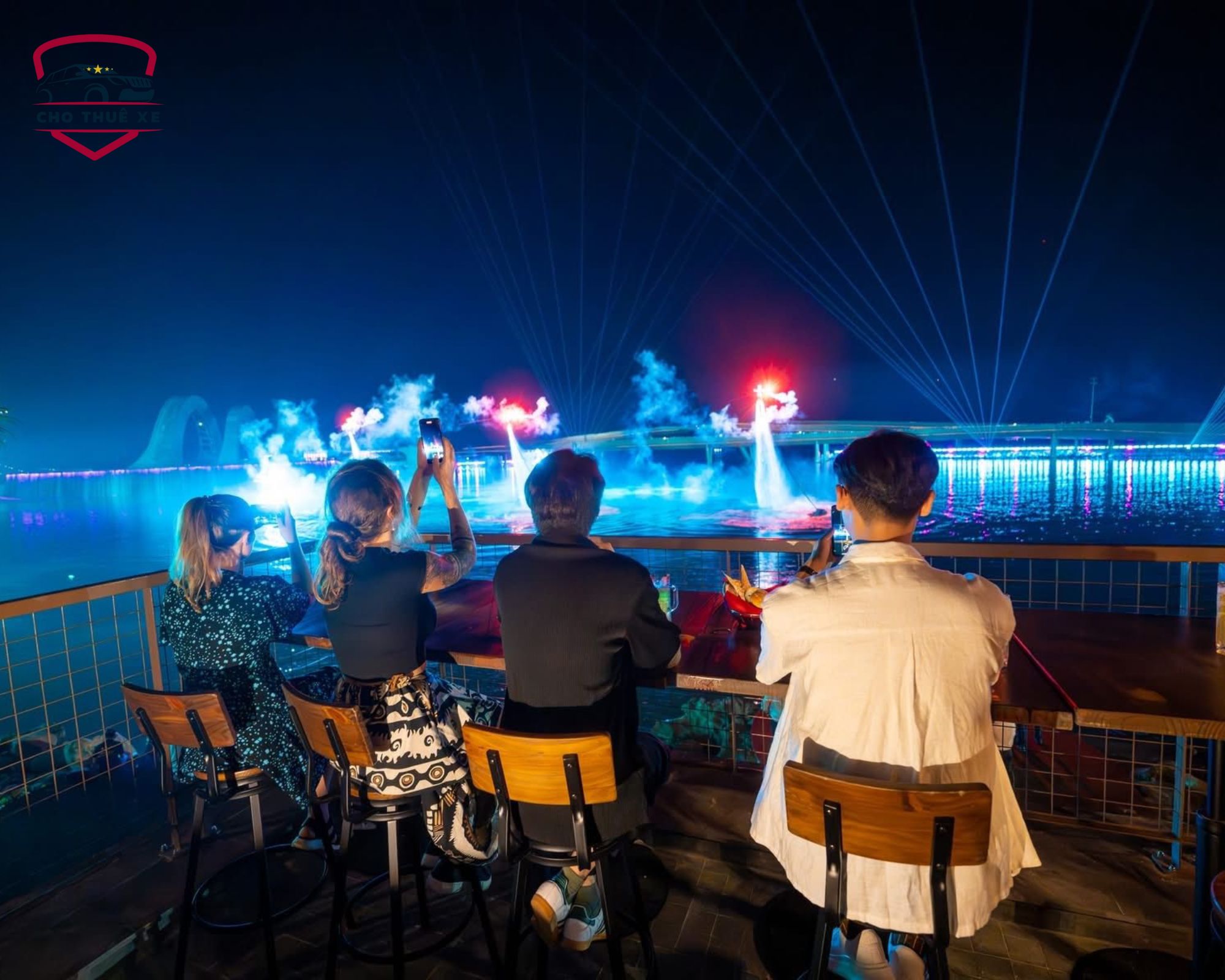 Một góc nhìn từ nhà hàng, nơi du khách tận hưởng bữa tối và chiêm ngưỡng show diễn Phú Quốc Symphony of the Sea đầy ấn tượng