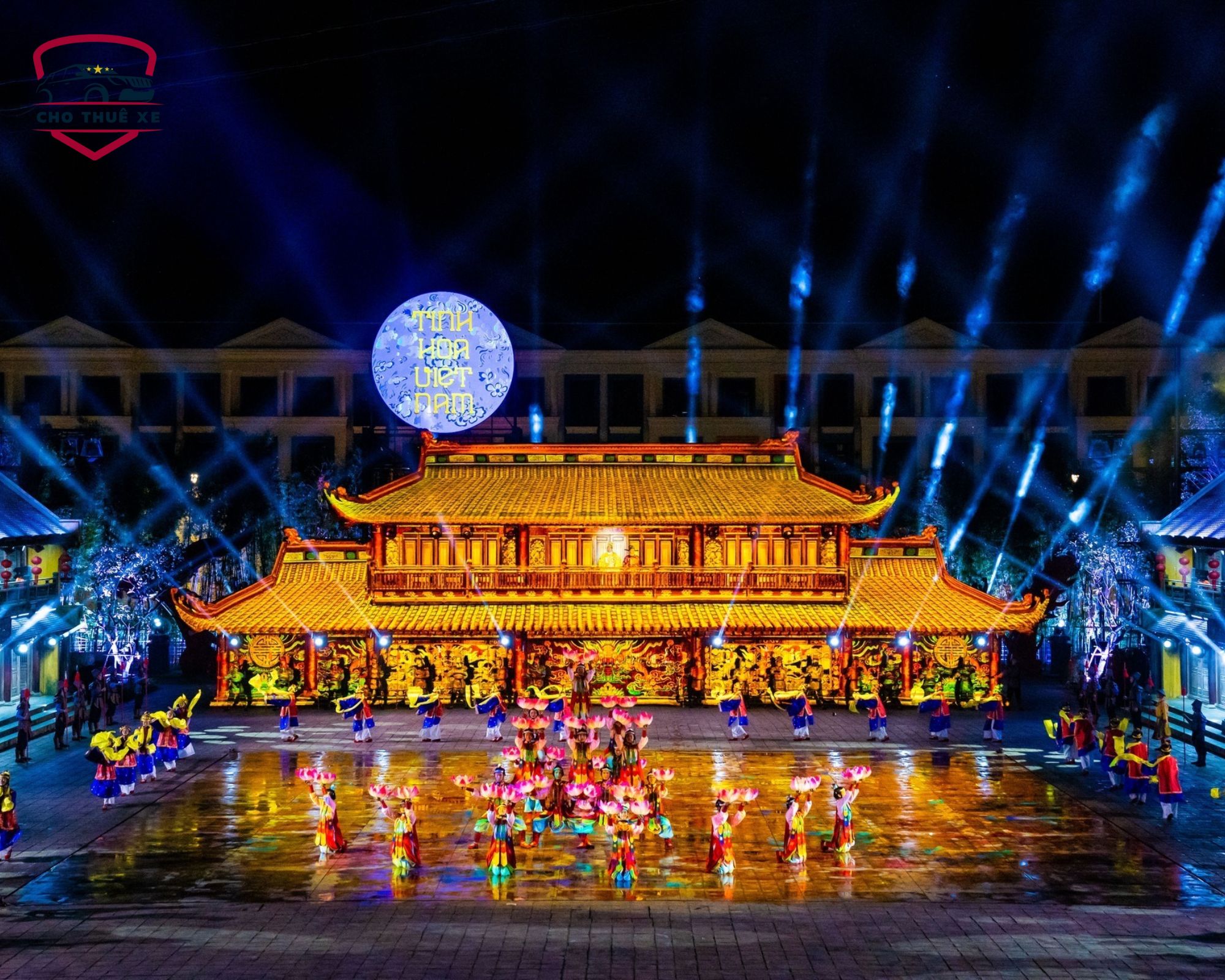 Sân khấu hoành tráng của show diễn Phú Quốc Tinh Hoa Việt Nam tại Grand World, mang đậm kiến trúc cổ kính và hiệu ứng ánh sáng hiện đại
