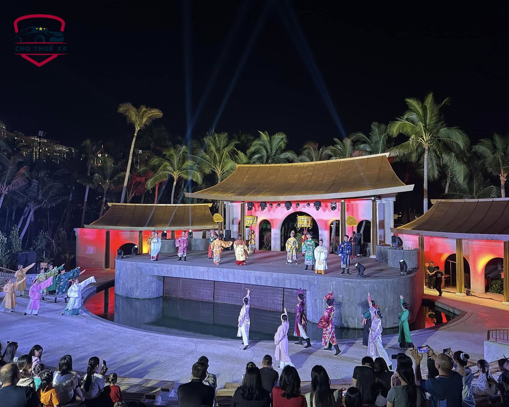 Toàn cảnh show diễn Phú Quốc Việt Phục – Cổ Y Nét Việt, các nghệ sĩ trình diễn trên sân khấu đậm nét văn hóa truyền thống Việt Nam