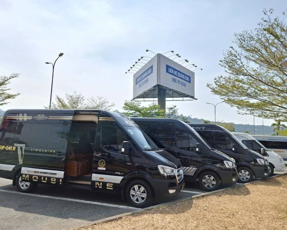 Xe limousine 12 chỗ Hyundai Solati