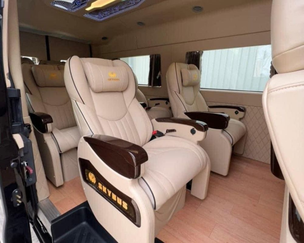 Ghế ngồi xe limousine màu trắng