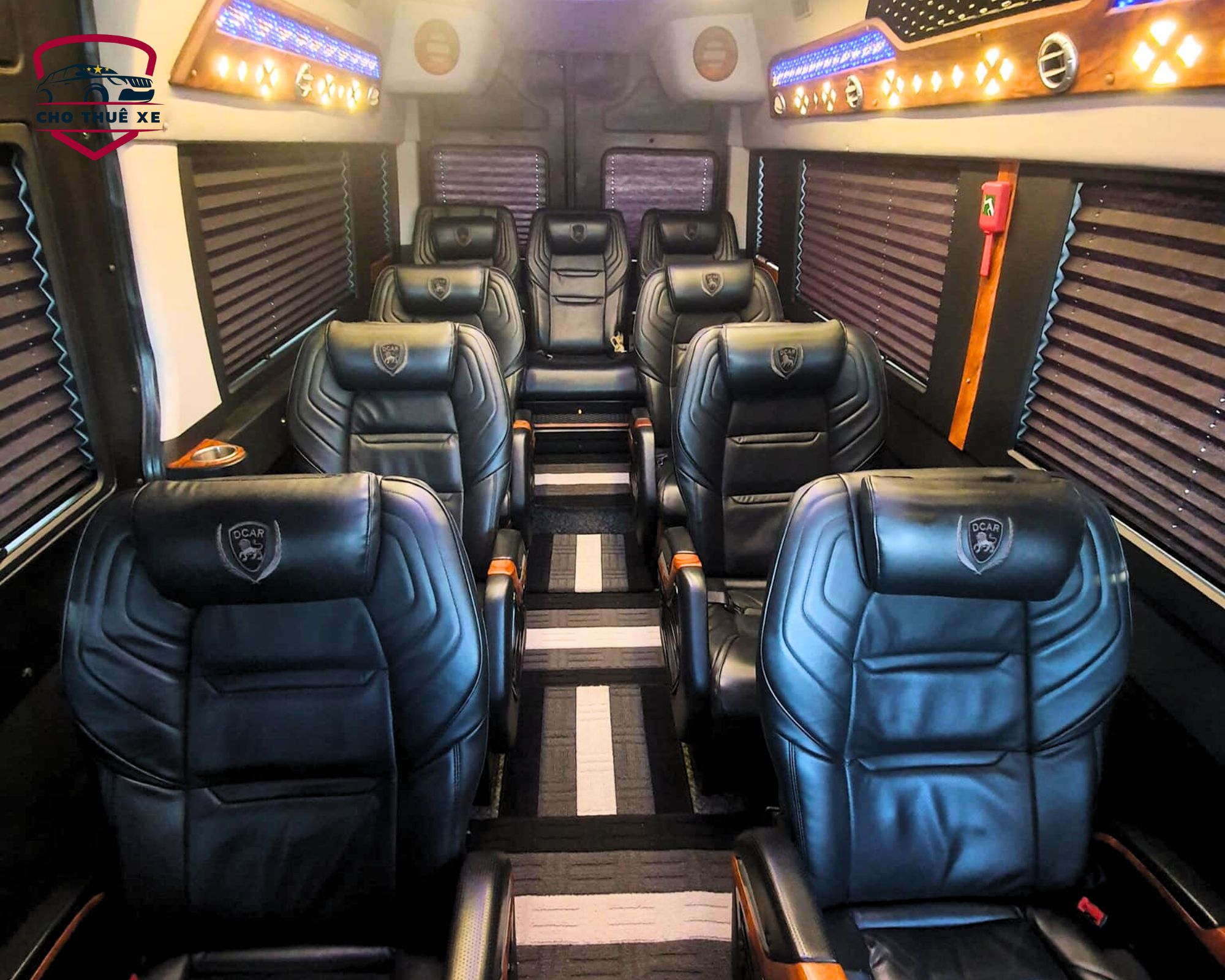 Bên trong xe Dcar Business Class, các hàng ghế được sắp xếp đối xứng, sàn xe có thảm lót và trần xe có đèn LED trang trí