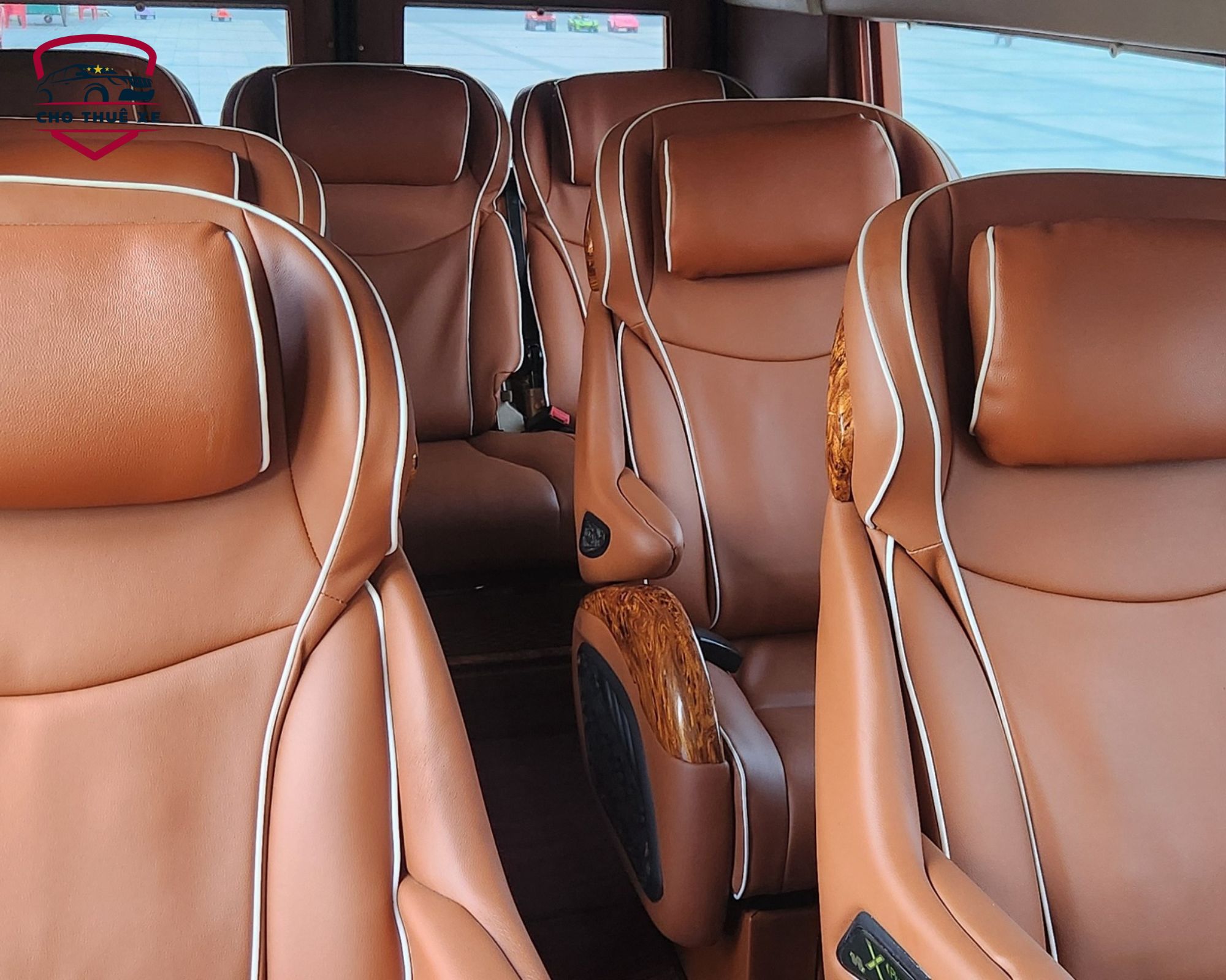 Dàn ghế da êm ái, được bố trí gọn gàng bên trong khoang hành khách của xe Dcar Limousine