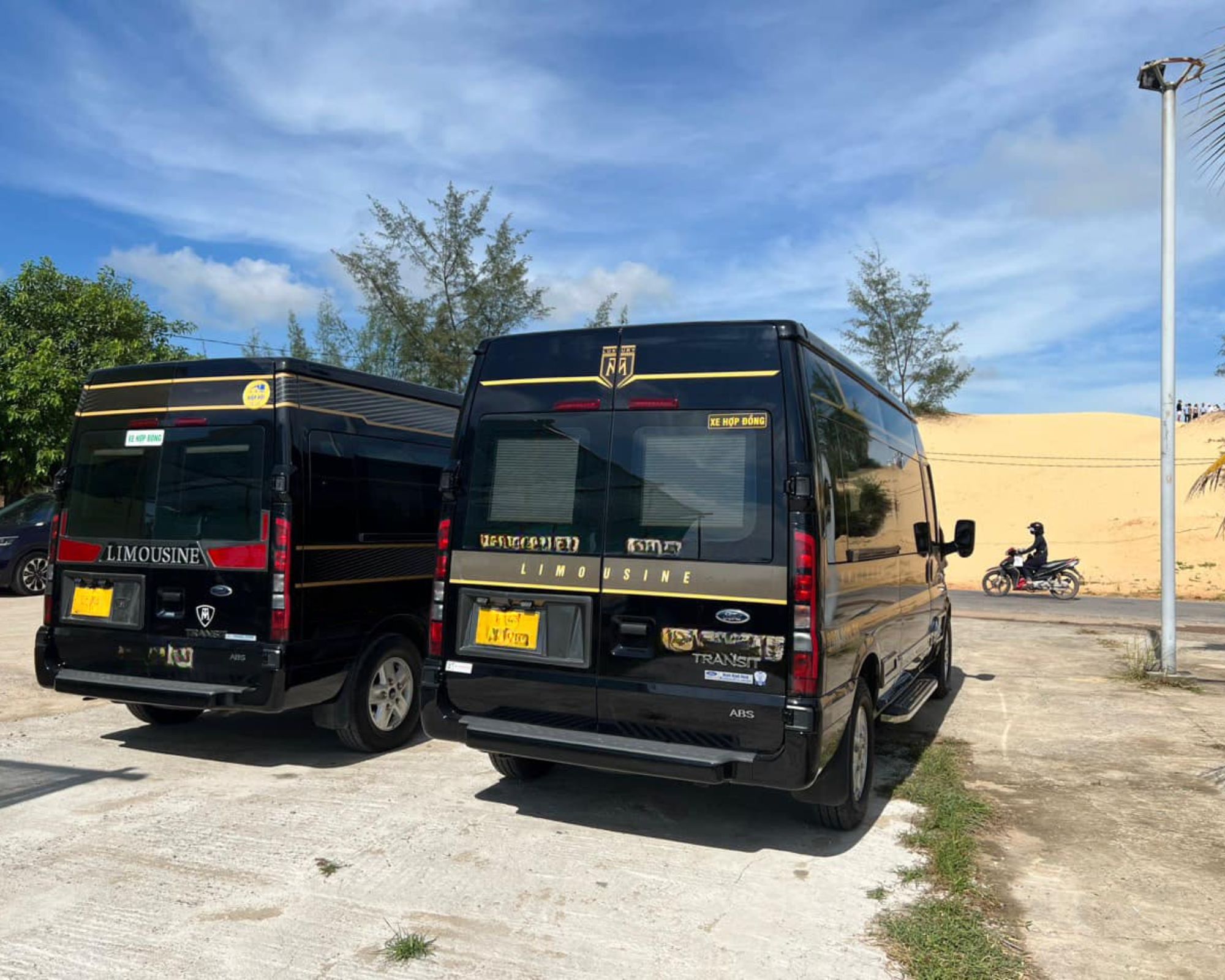 Dịch vụ thuê xe limousine sang trọng, xe đỗ gần đồi cát Mũi Né