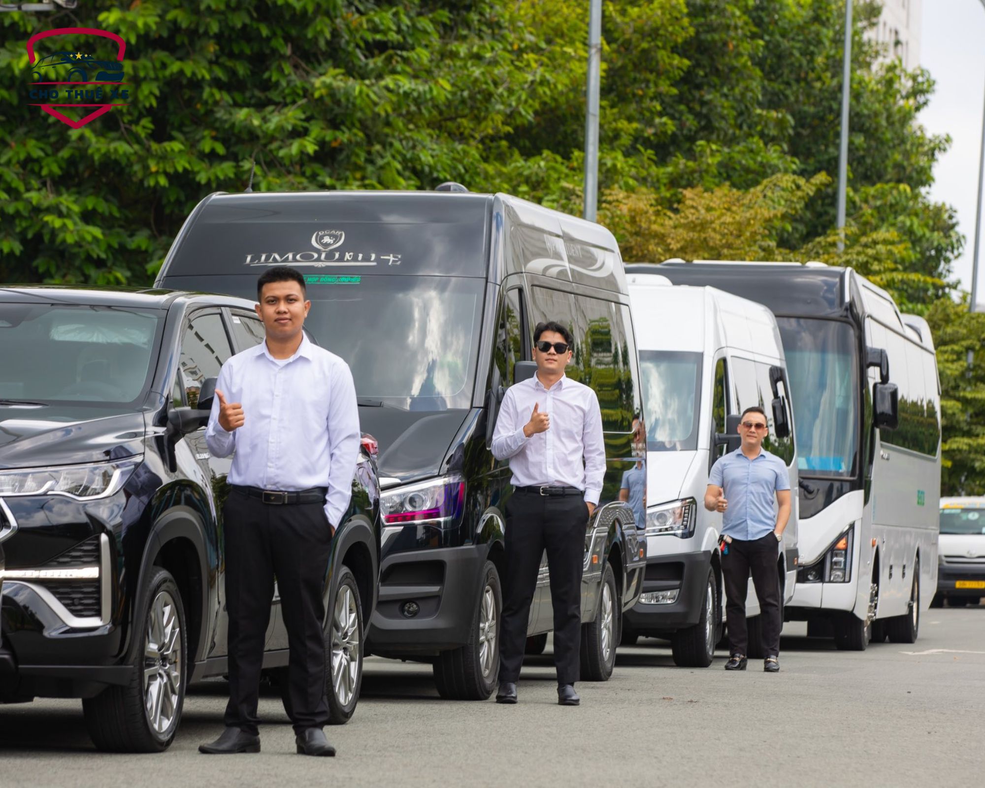 Đội ngũ tài xế chuyên nghiệp, đồng phục lịch sự đứng cạnh các dòng xe Limousine chất lượng cao, phục vụ dịch vụ thuê xe đi Miền Tây