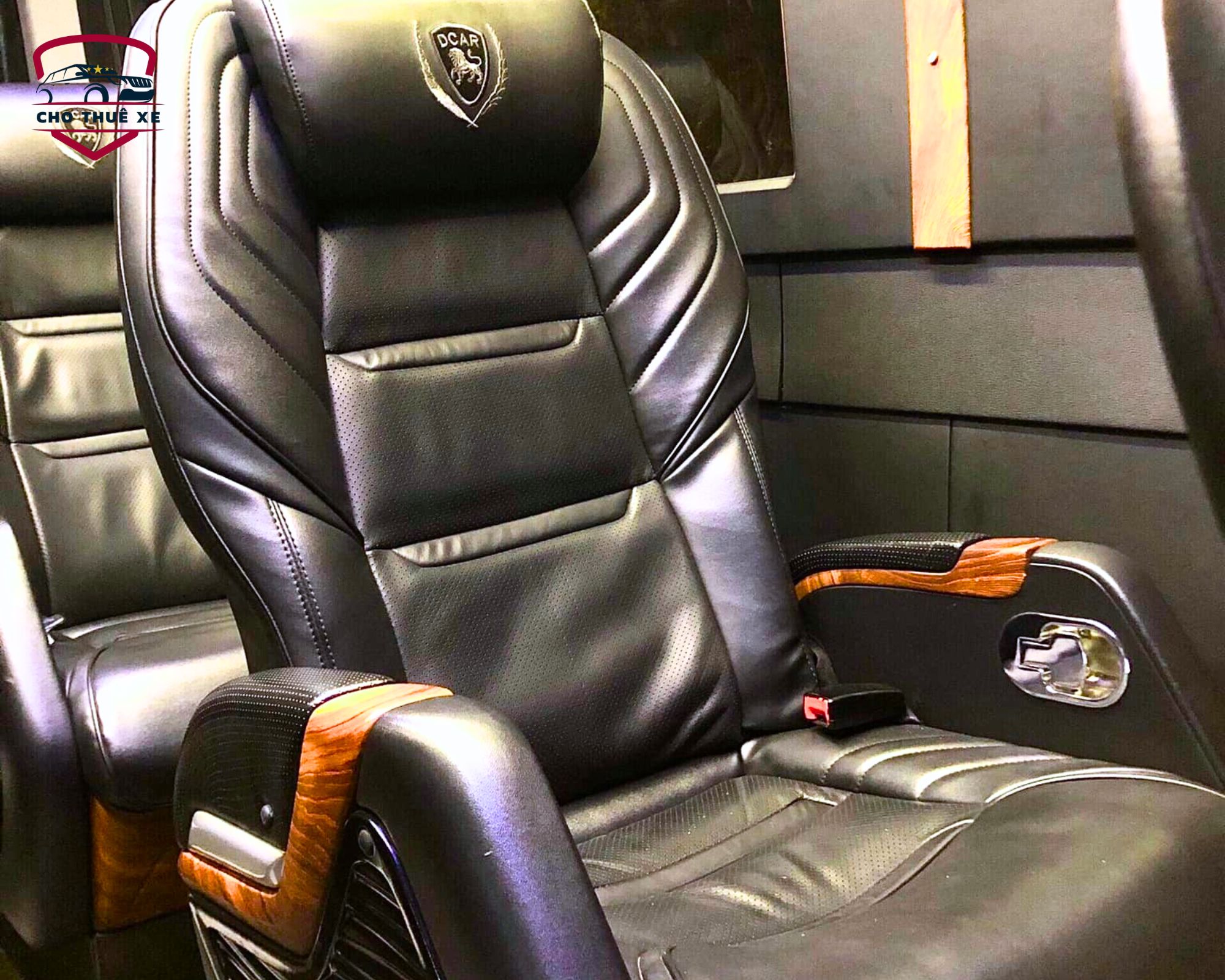 Ghế massage hiện đại trong xe Dcar Business Class, mang lại cảm giác thoải mái tối đa cho hành khách