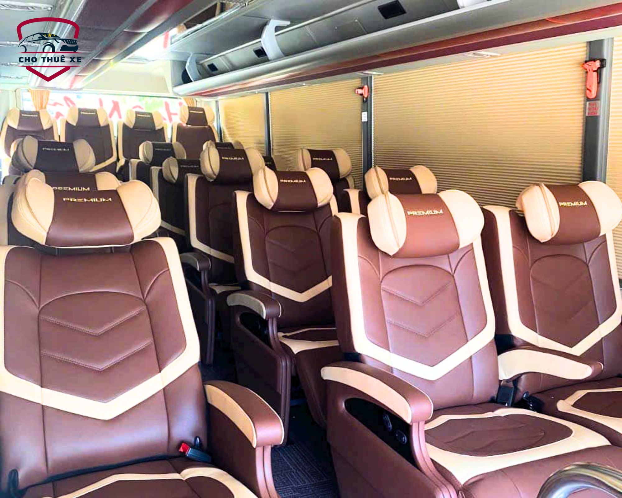 Hình ảnh nội thất xe limousine 19 chỗ, ghế bọc da êm ái, thích hợp cho đoàn du lịch lớn đến Mũi Né