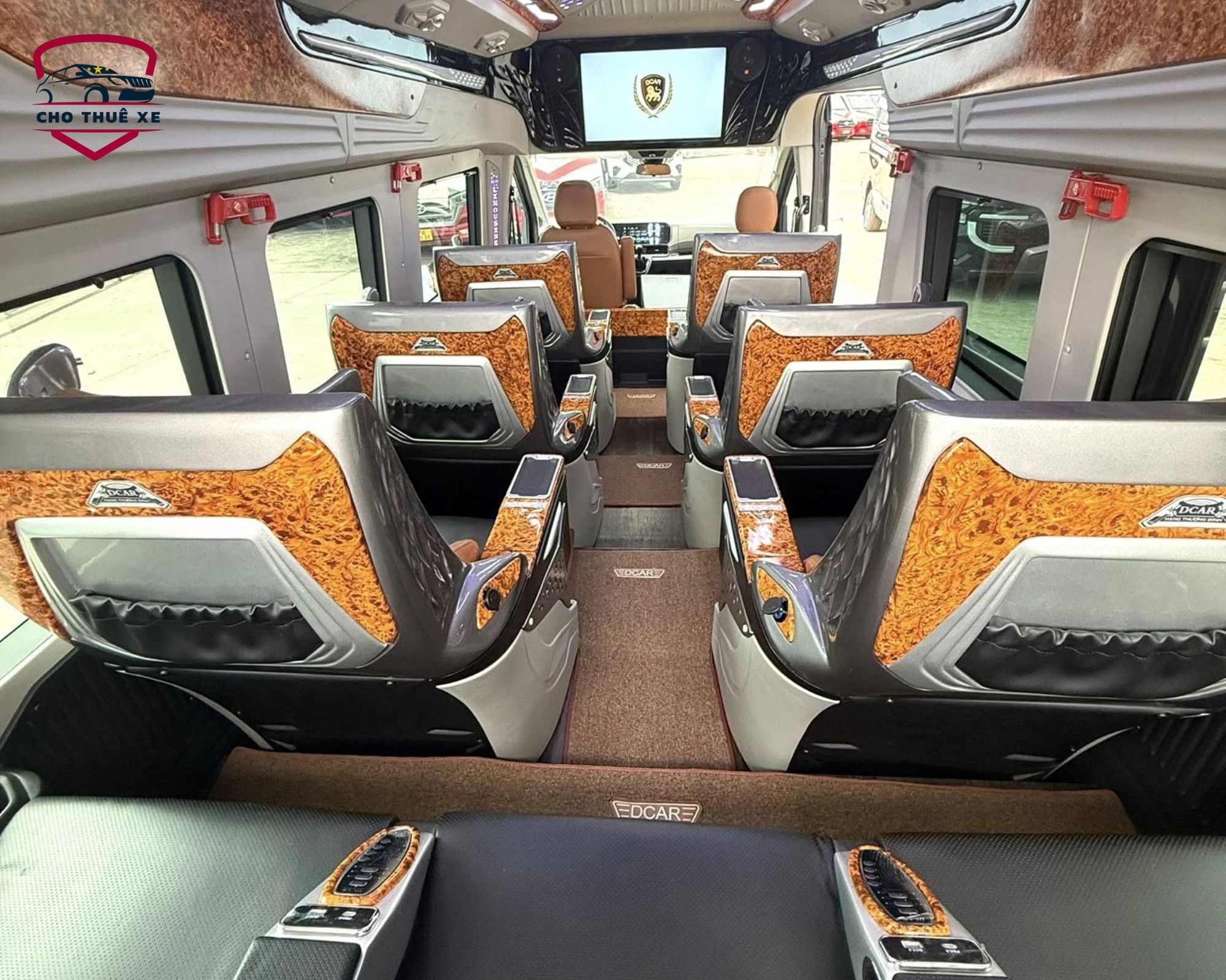 Khoang hành khách limousine 12 chỗ cho thuê đi Mũi Né, tiện nghi hiện đại và rộng rãi