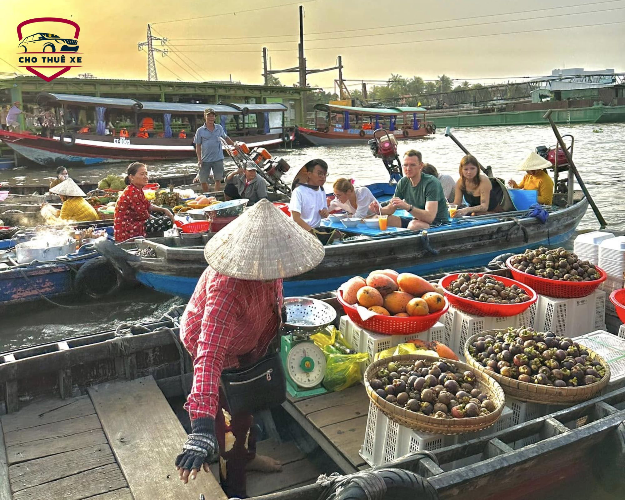 Khung cảnh buôn bán tấp nập tại chợ nổi Cái Răng, Cần Thơ với nhiều ghe thuyền chở trái cây