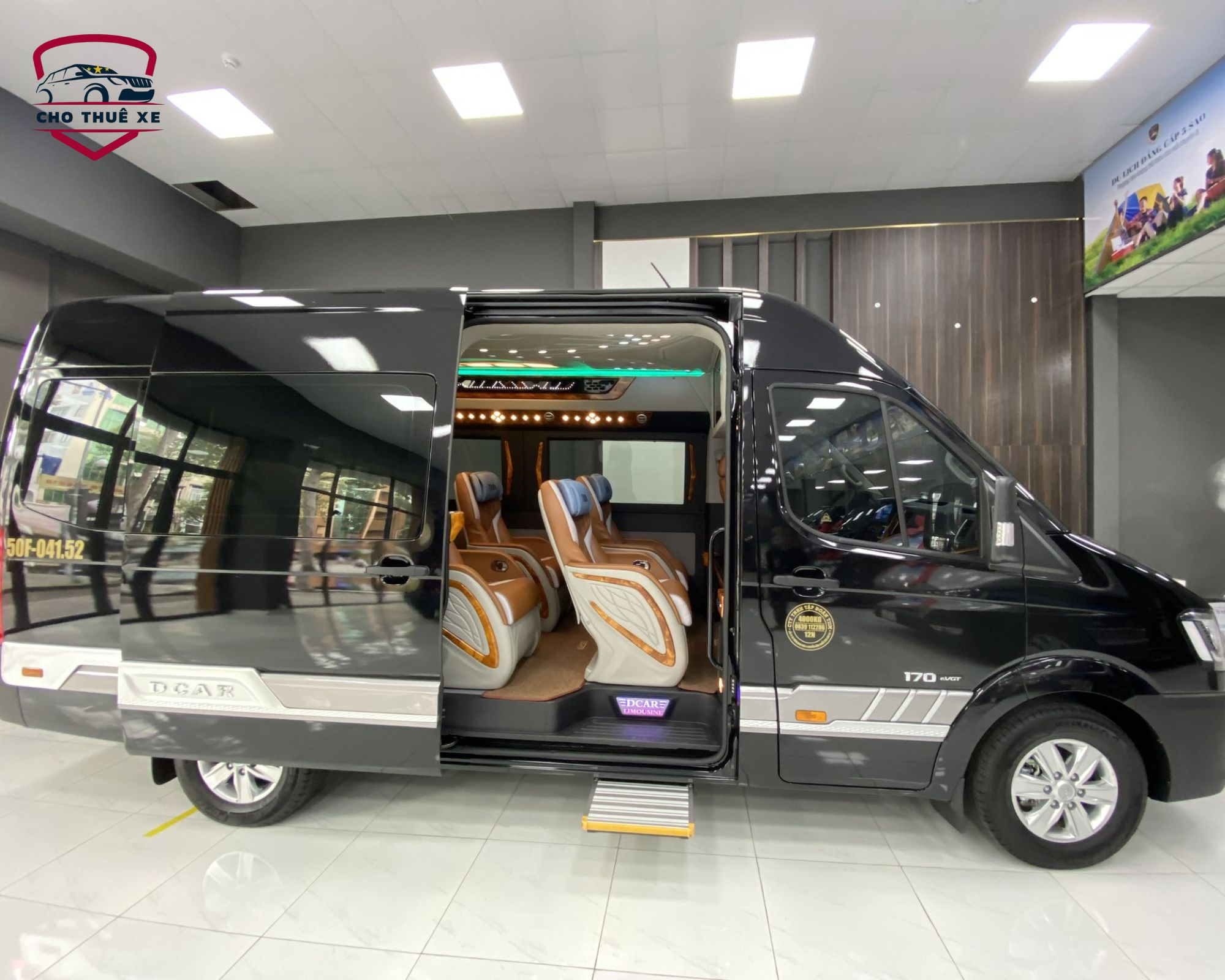 Limousine 12 chỗ màu đen sang trọng có cửa trượt mở, bên trong nội thất hiện đại