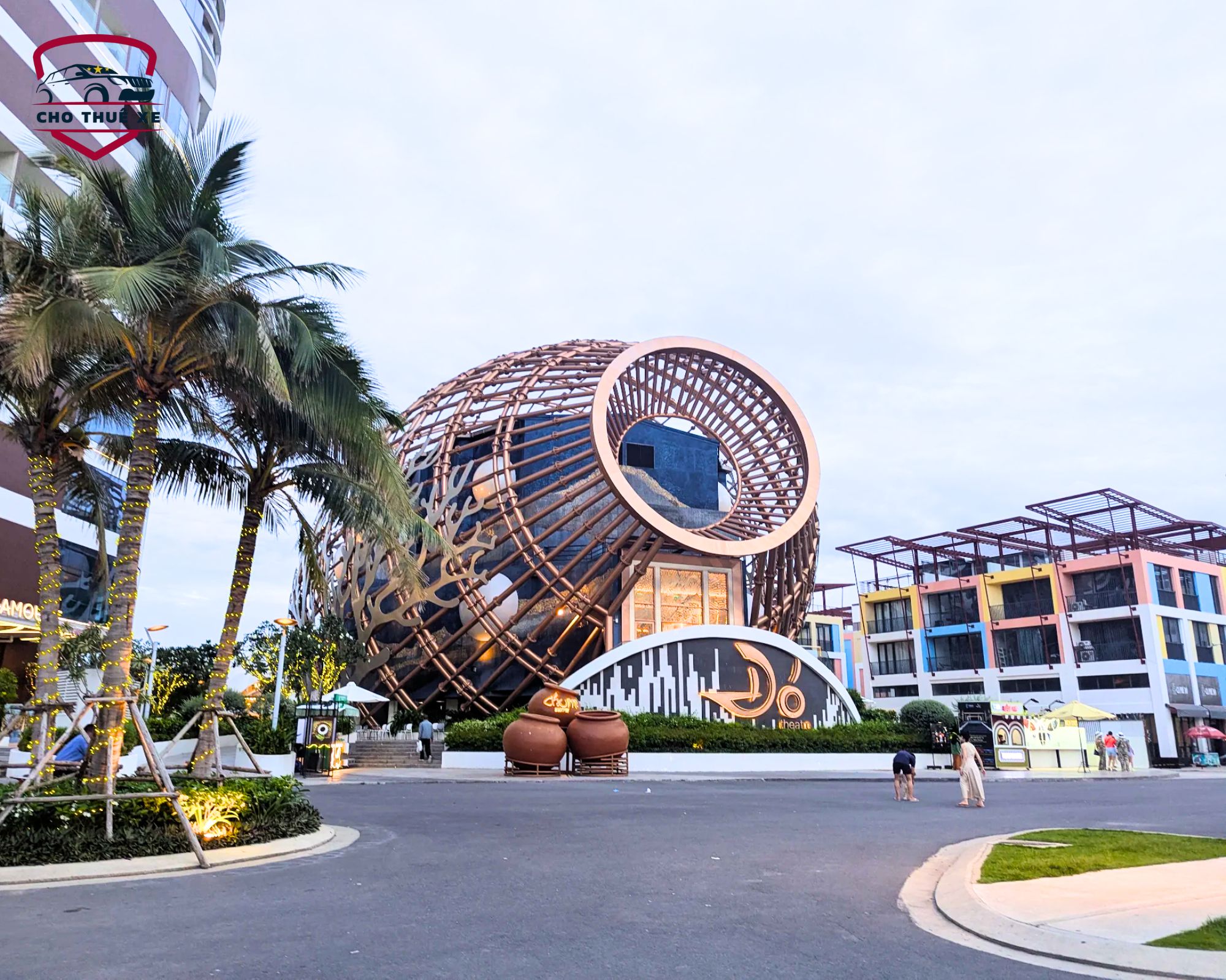 Nhà Hát Đó Nha Trang nổi bật với kiến trúc độc đáo hình chiếc thùng_giỏ đan lớn, mặt dựng kính xanh đậm được bao quanh bởi kết cấu lồng kim loại tinh xảo