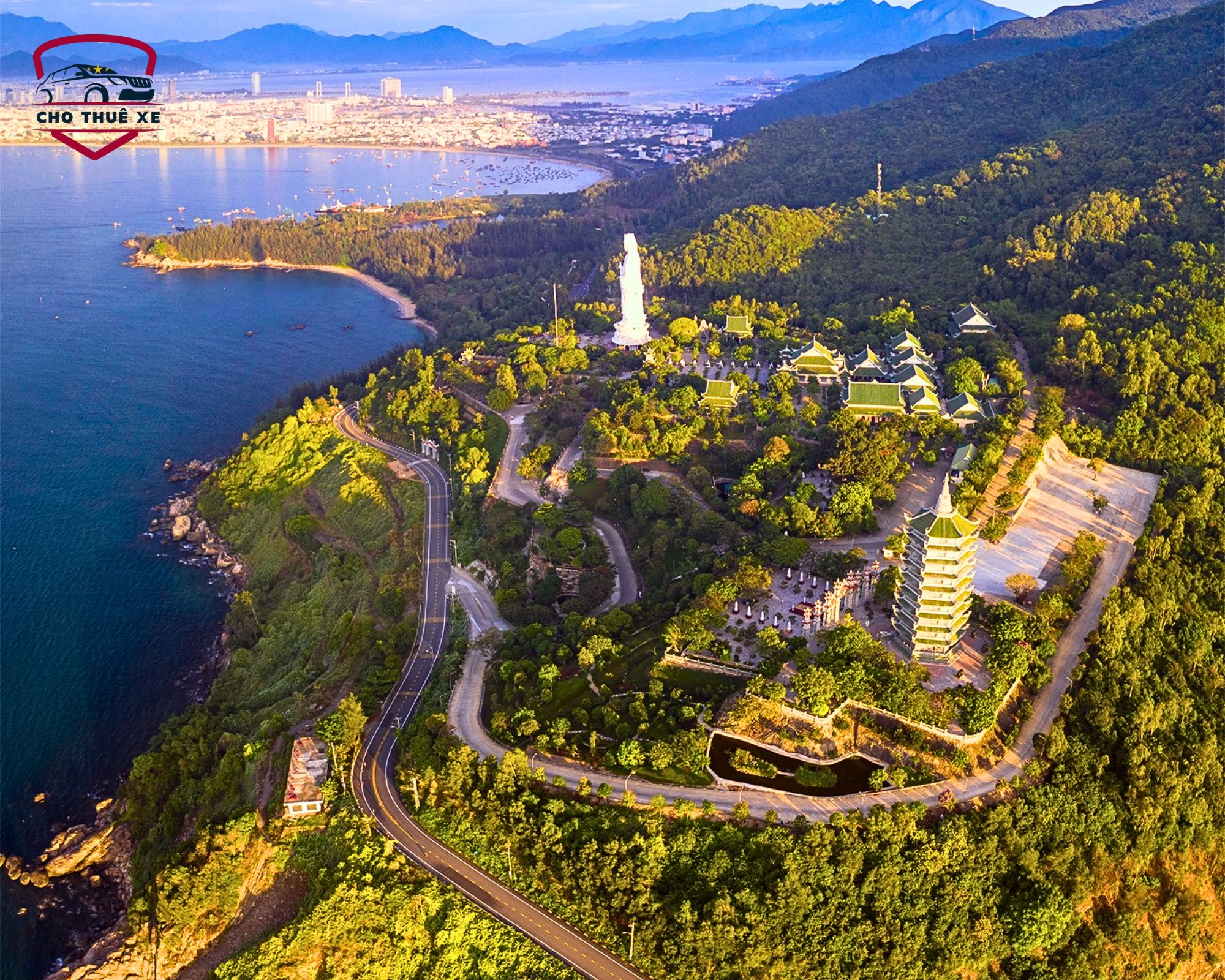 Quang cảnh Chùa Linh Ứng hùng vĩ, bao quanh bởi cây xanh, có cả ngôi tháp cao tầng và các công trình phụ khác