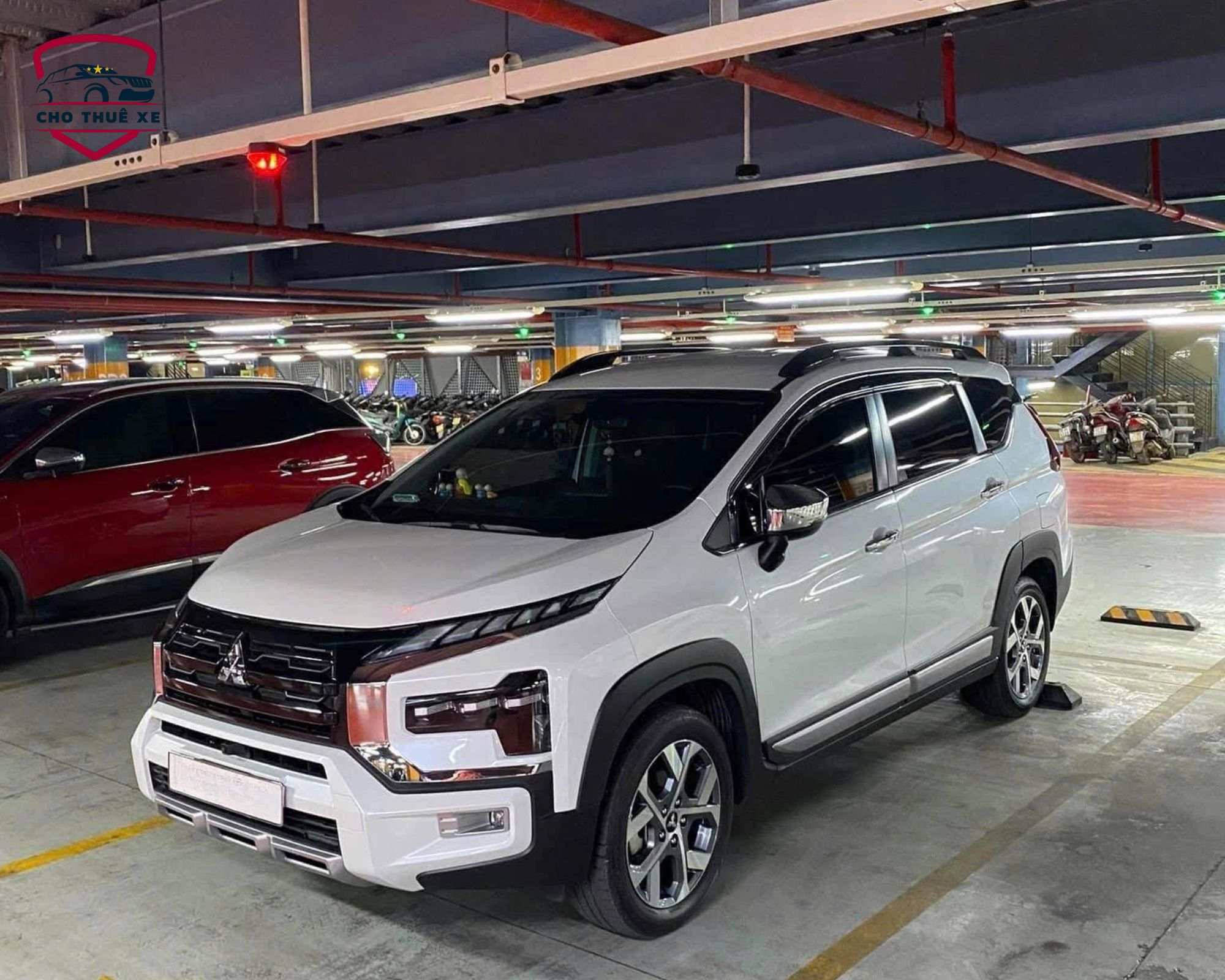 Xe 7 chỗ màu trắng, lý tưởng cho dịch vụ thuê xe đi Miền Tây gia đình
