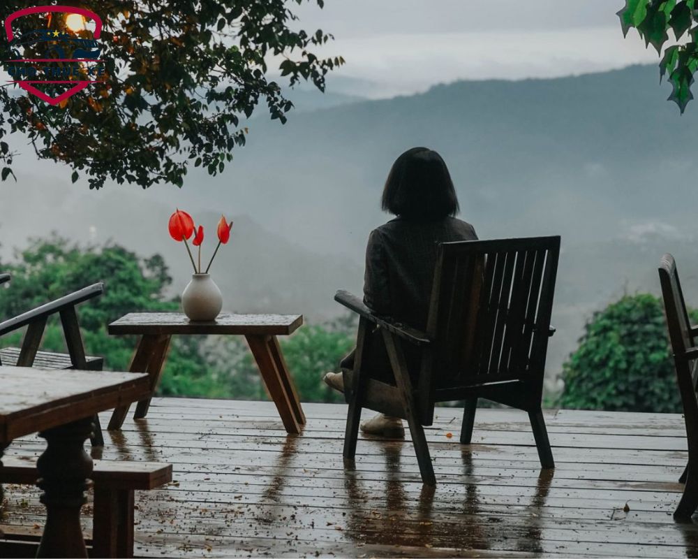 Nấp tạm vào một quán cà phê nào đó trên Đà Lạt để ngắm nhìn cơn mưa cũng là một thú vui