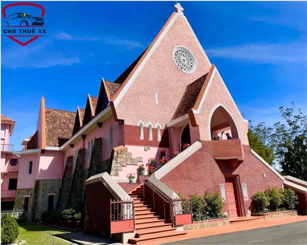 Nhà thờ Domaine de Marie nổi bật với sắc hồng dịu dàng