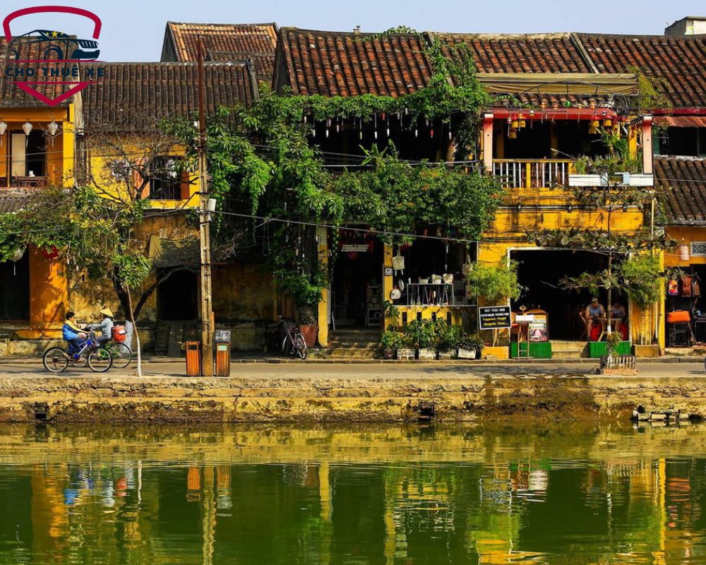 Phố cổ Hội An cổ kính với những mái nhà lợp ngói rêu phong