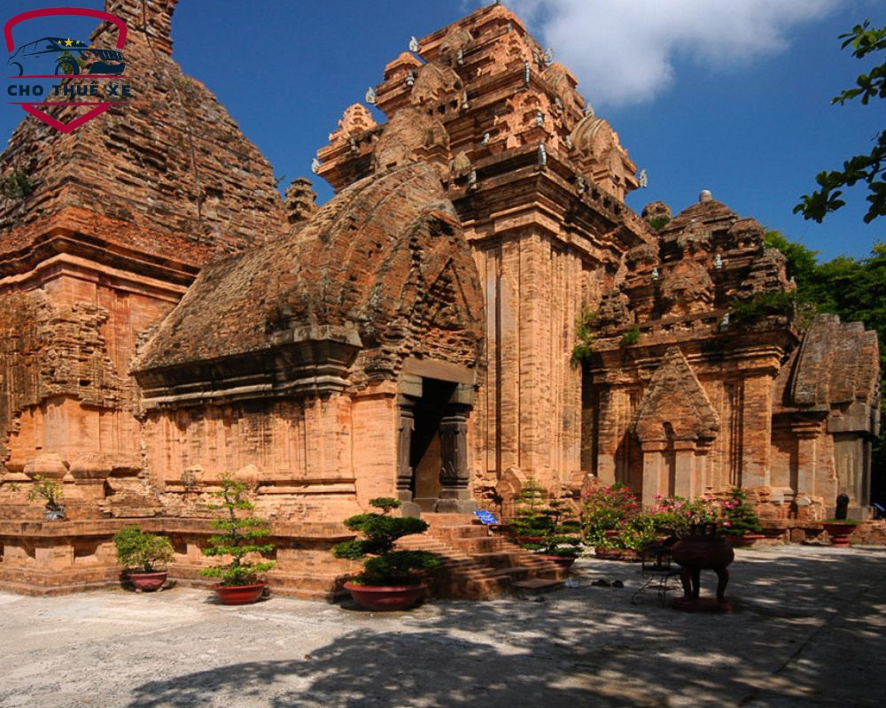 Tháp Bà Ponagar - nơi có giá vé tham quan Nha Trang rẻ nhất và được rất nhiều người yêu thích