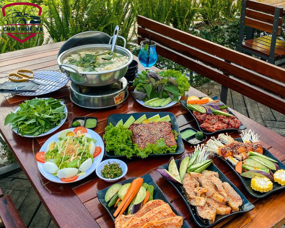 Một bàn đồ ăn siêu hấp dẫn của quán gà lưng chừng đồi - chiếc quán nướng ngon Đà Lạt