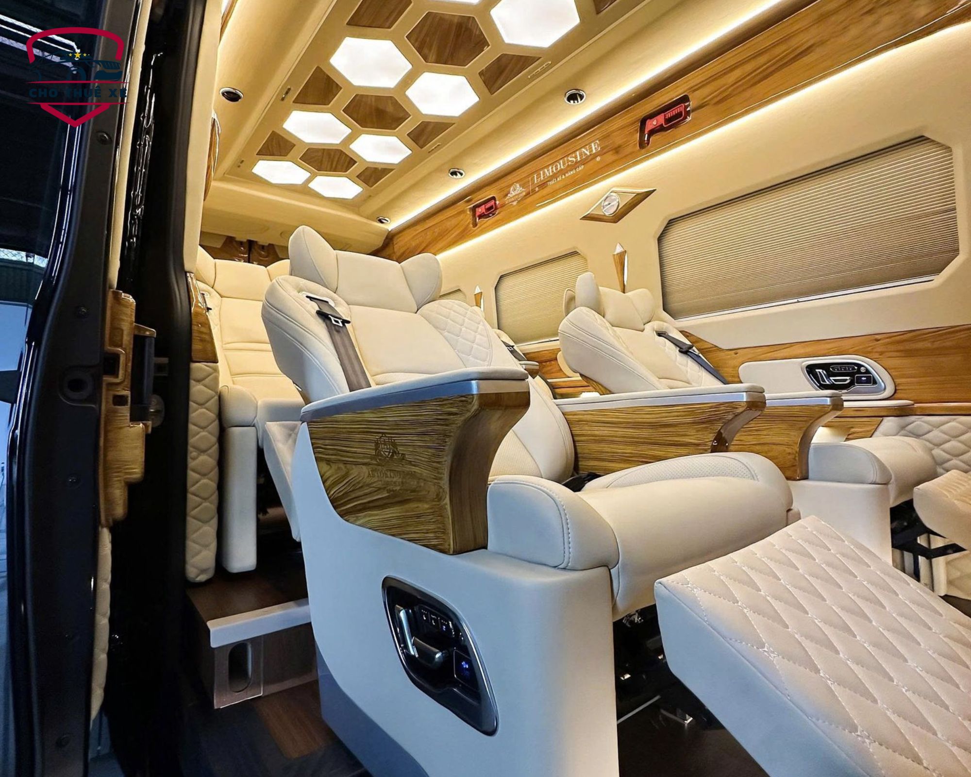 Bàn đỡ chân rộng rãi tích hợp trên ghế VIP, giúp hành khách duỗi chân hoàn toàn, nội thất gỗ sang trọng