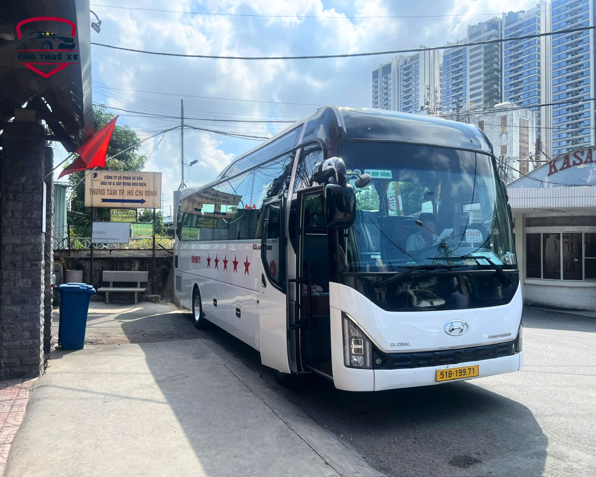 Cho thuê xe 45 chỗ màu trắng đón khách đoàn