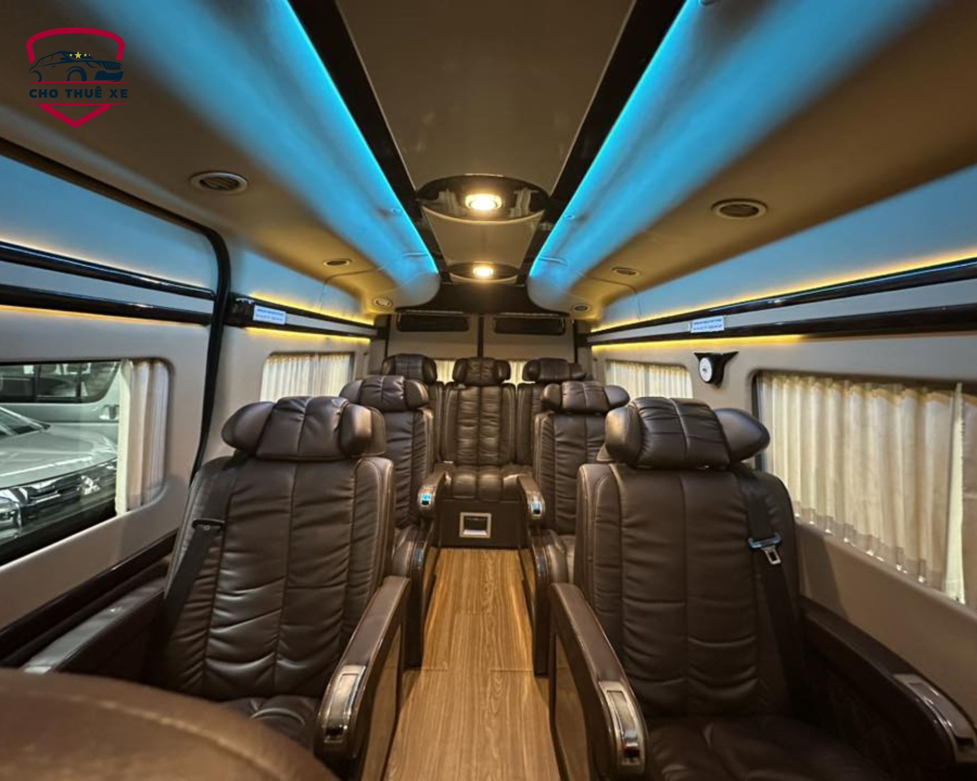 Ghế Boeing massage bọc da cao cấp trong xe limousine, nội thất sang trọng, dịch vụ thuê xe limousine đi Châu Đốc