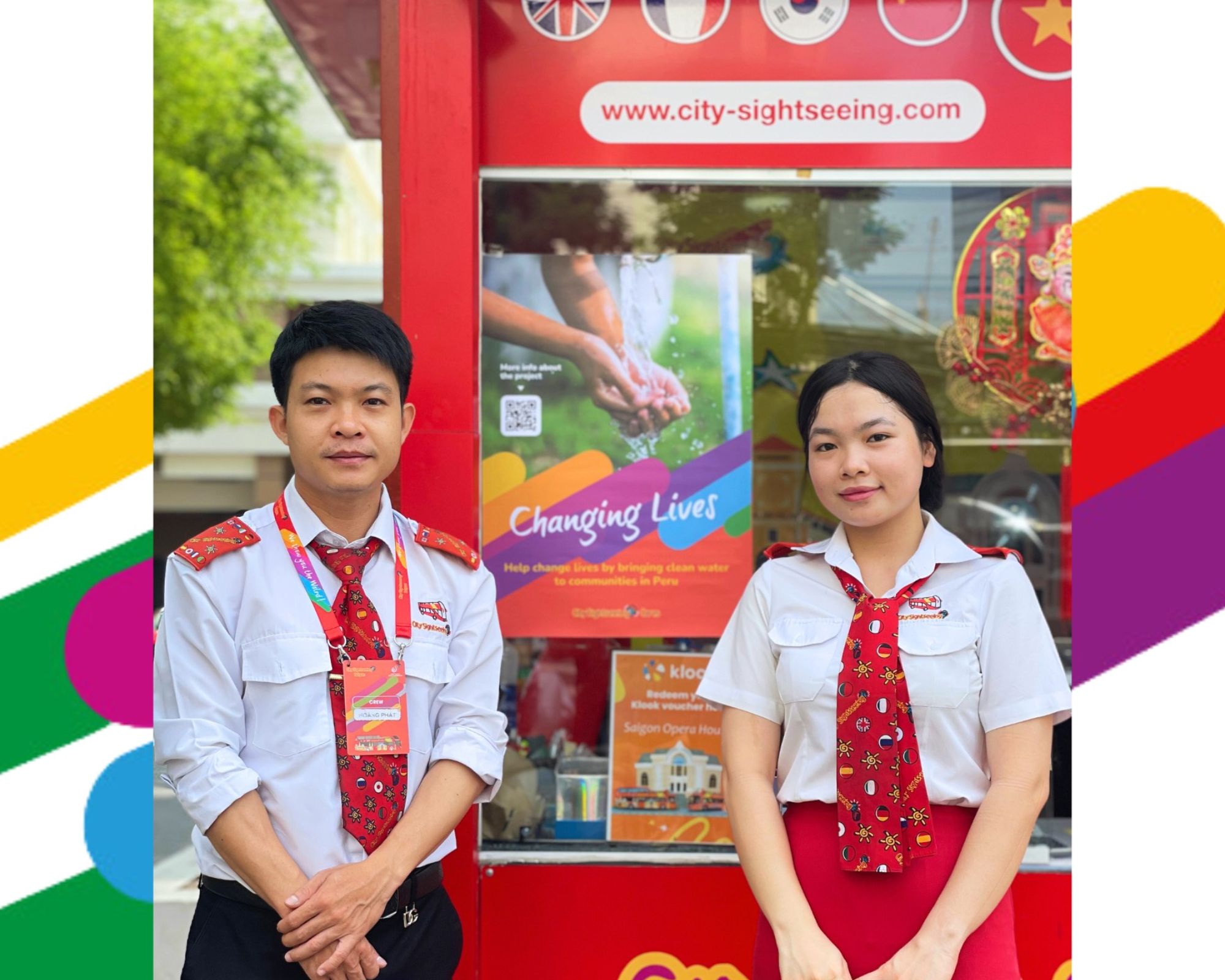 Hình ảnh nhân viên hỗ trợ tại điểm đổi vé xe buýt 2 tầng City Sightseeing trước Nhà Hát Lớn