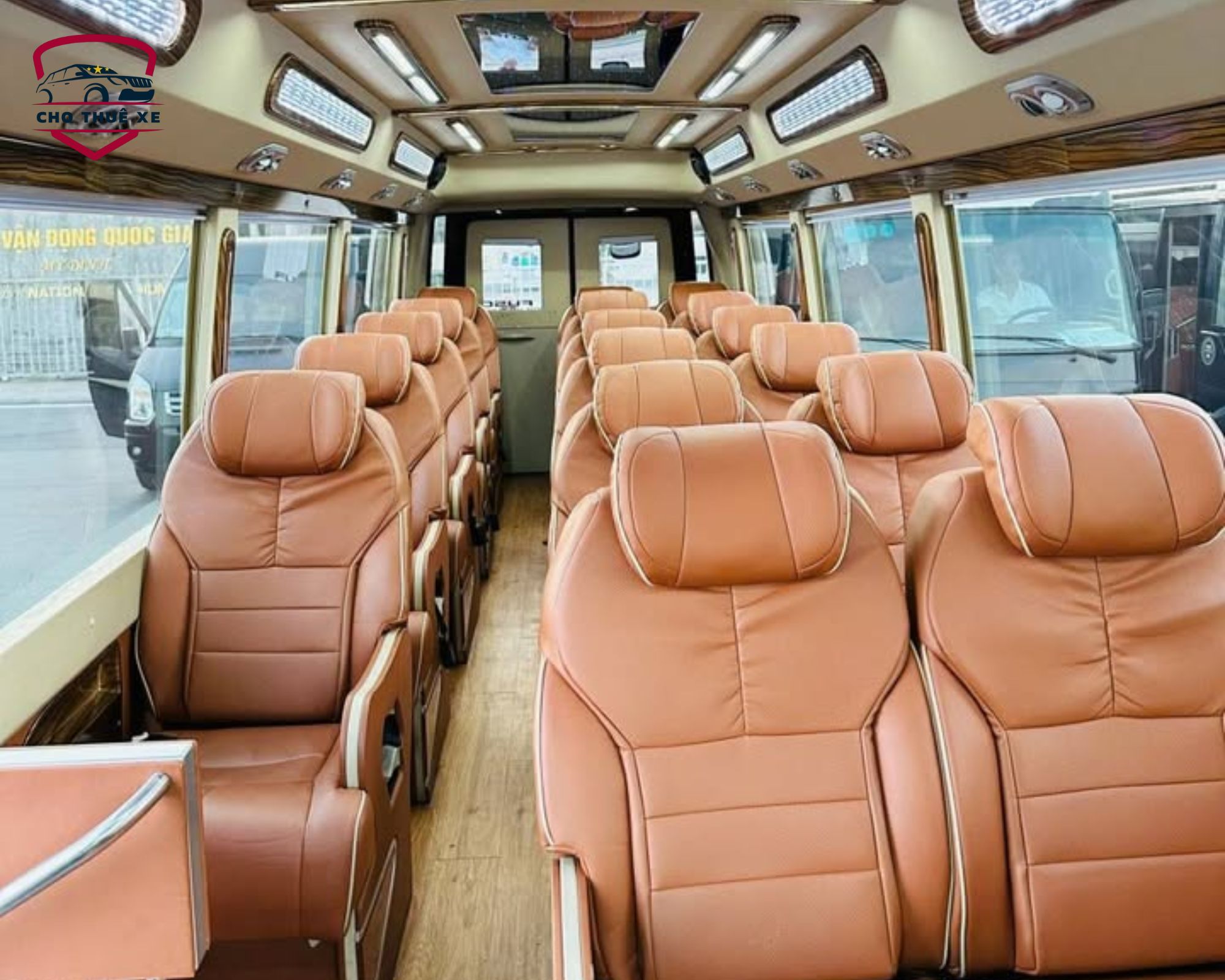 Hình ảnh nội thất xe 16 chỗ limousine với ghế da Ý màu caramel, sàn gỗ và cửa sổ rộng, phục vụ thuê xe đi Châu Đốc