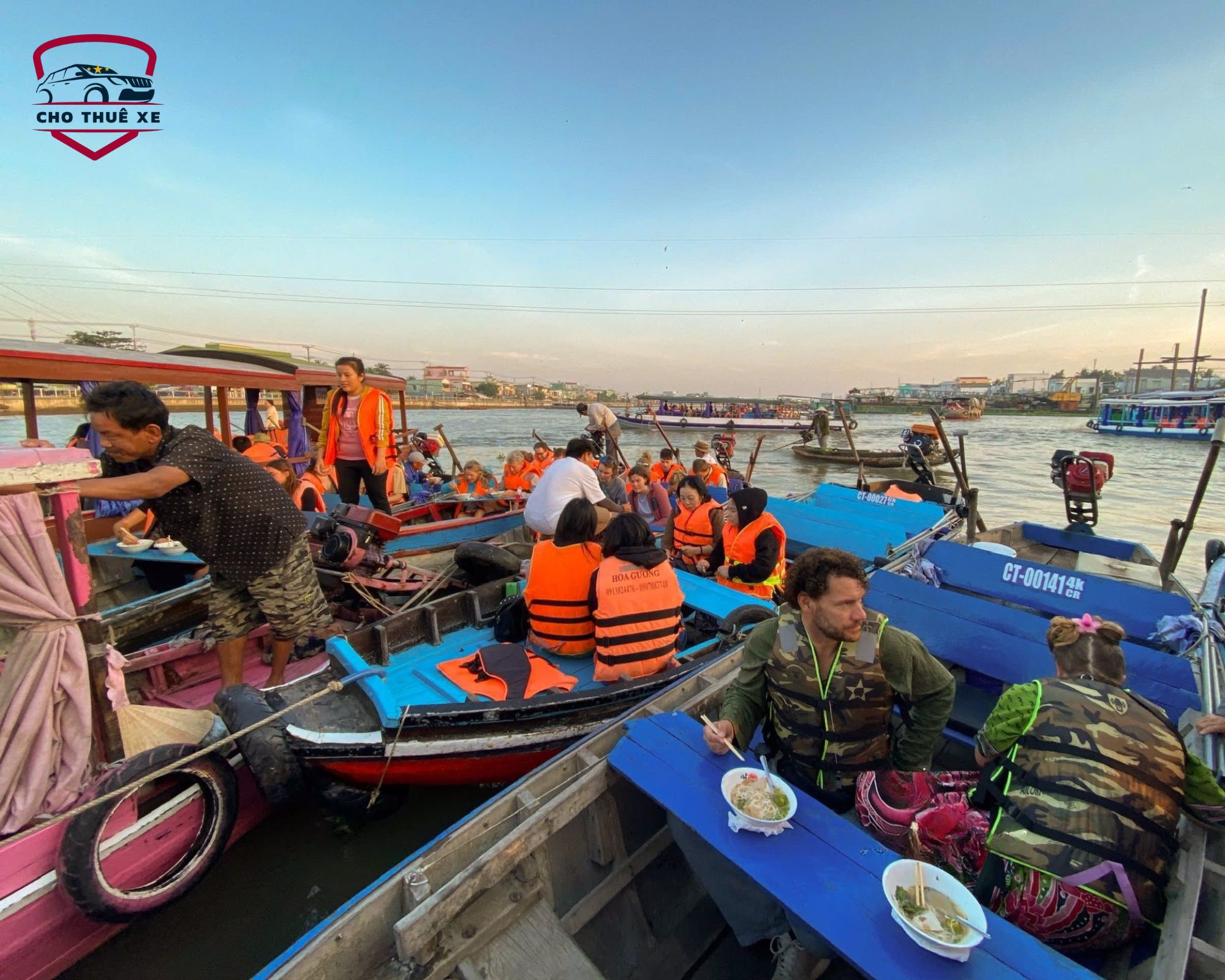 Hoạt động giao thương và ẩm thực độc đáo tại Chợ nổi Cái Răng, thể hiện nét văn hóa đặc trưng của Miền Tây sông nước