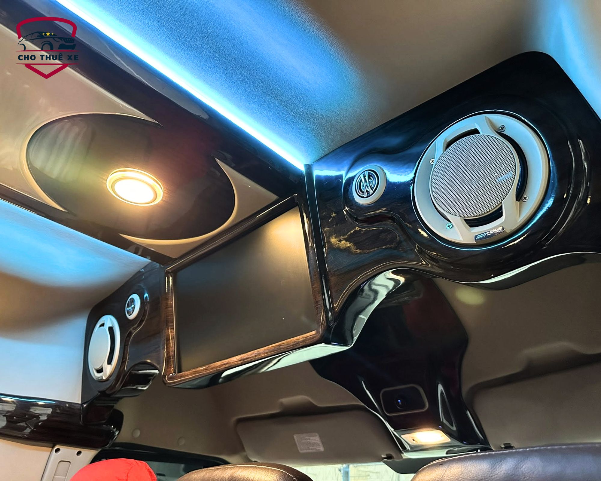 Loa JBL công suất lớn trong xe limousine, kết hợp với đèn LED và màn hình giải trí, cho trải nghiệm âm thanh cực đỉnh