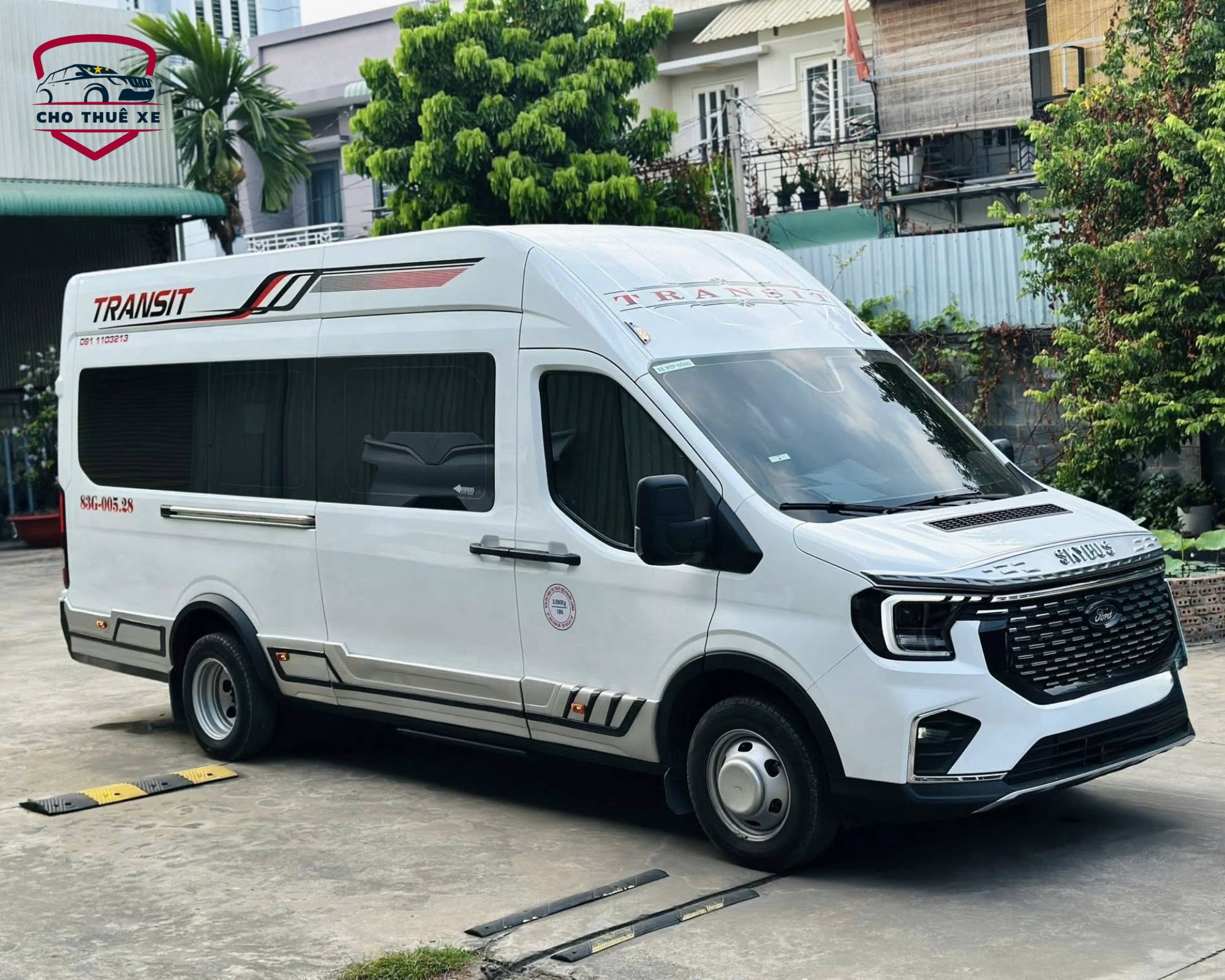 Ngoại thất xe Limousine 12 chỗ màu trắng, cửa lùa bên hông, lựa chọn hoàn hảo cho chuyến đi Châu Đốc thoải mái