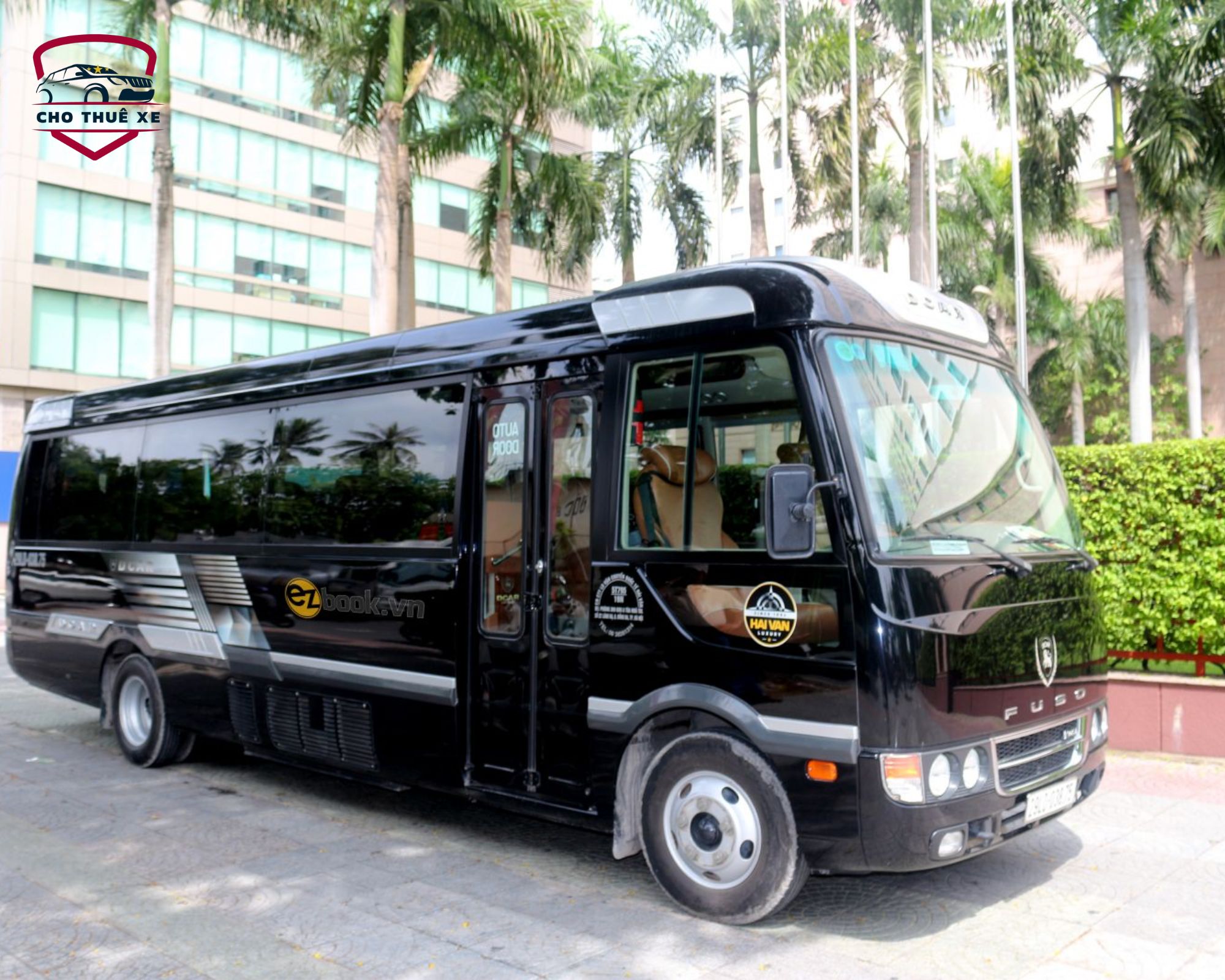 Ngoại thất xe Limousine Fuso 19 chỗ, màu đen, cửa kính lớn, đảm bảo hành trình thoải mái đến An Giang