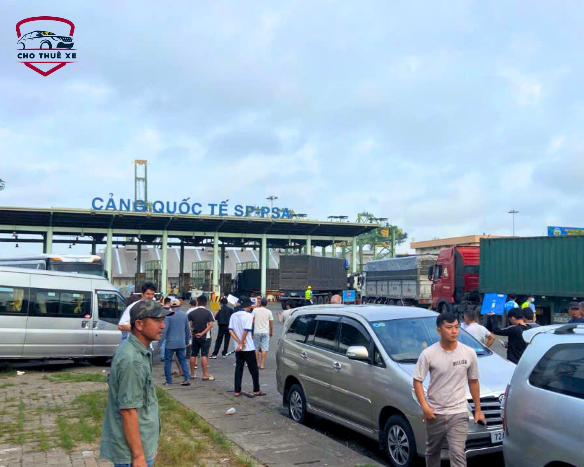Tài xế của dịch vụ thuê xe Sài Gòn đi Phú Mỹ đón khách tại cảng