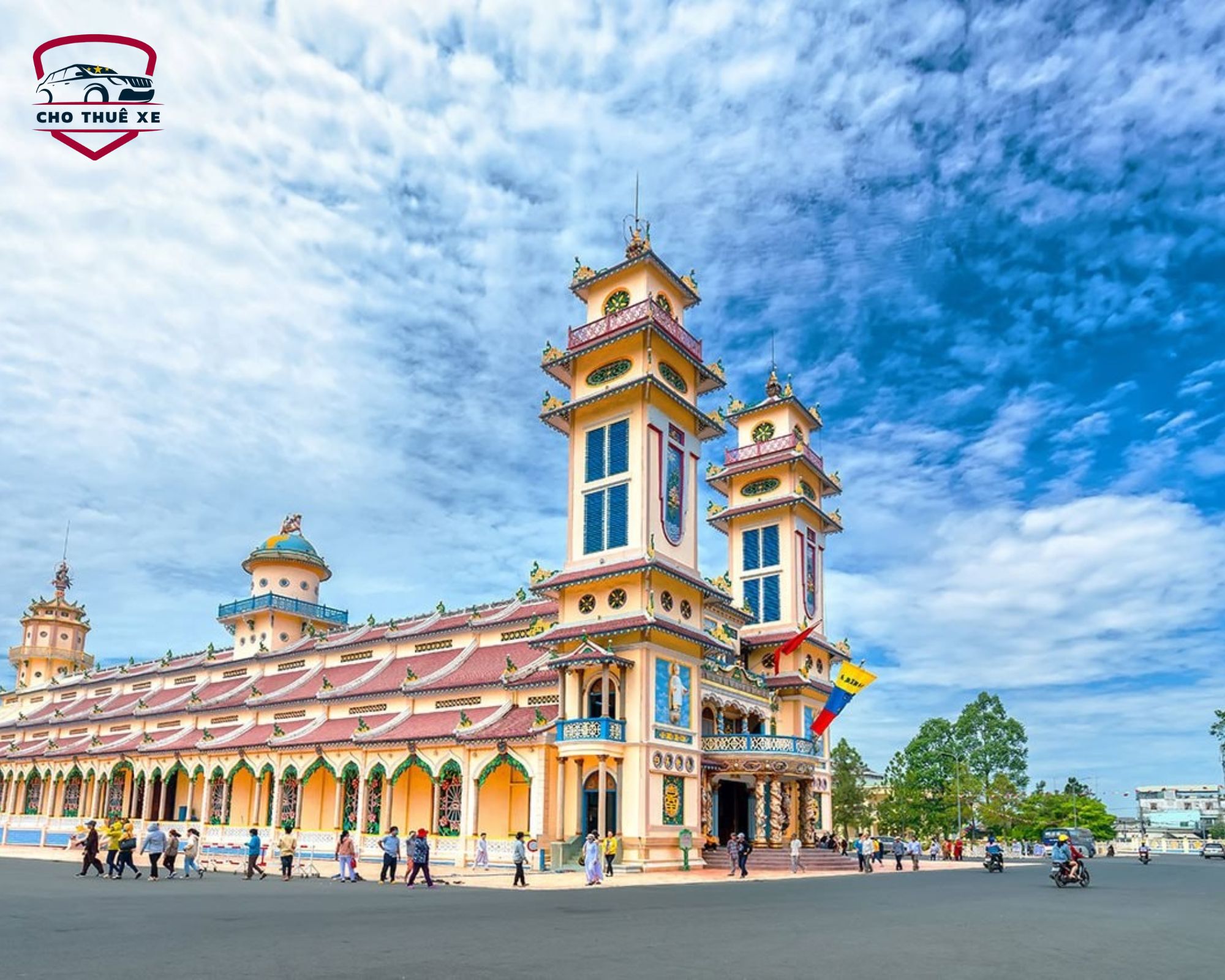 Tòa Thánh Tây Ninh - Nét kiến trúc uy nghi, màu vàng và xanh nổi bật trên nền trời xanh