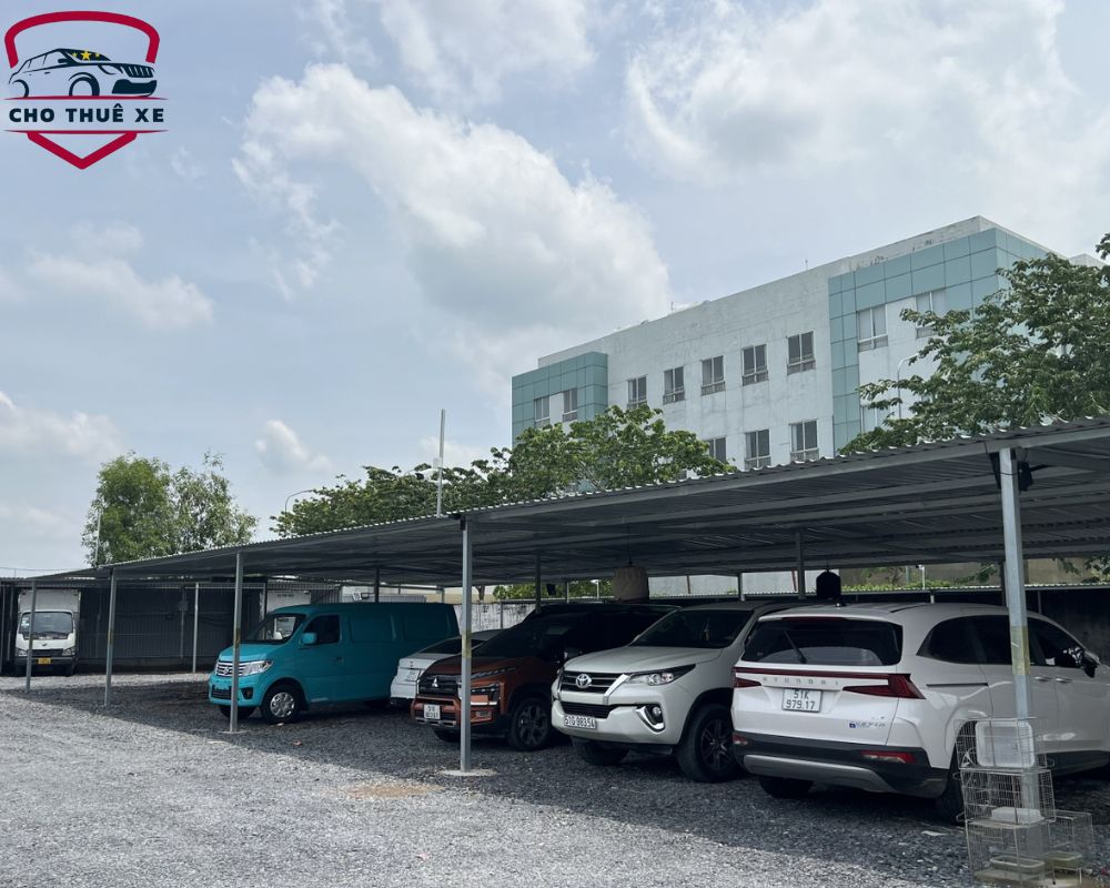 Một bãi giữ xe hơi 24/24 tại quận 7 có mái che mưa nắng