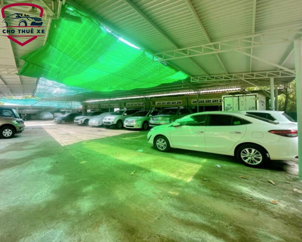 Bãi giữ xe hơi 24/24 có phần che mưa che nắng tại quận Bình Thạnh