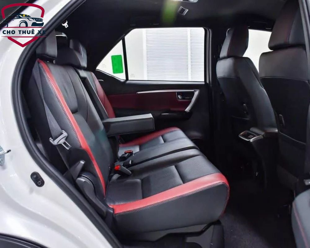 Ghế ngồi êm ái, có bọc da