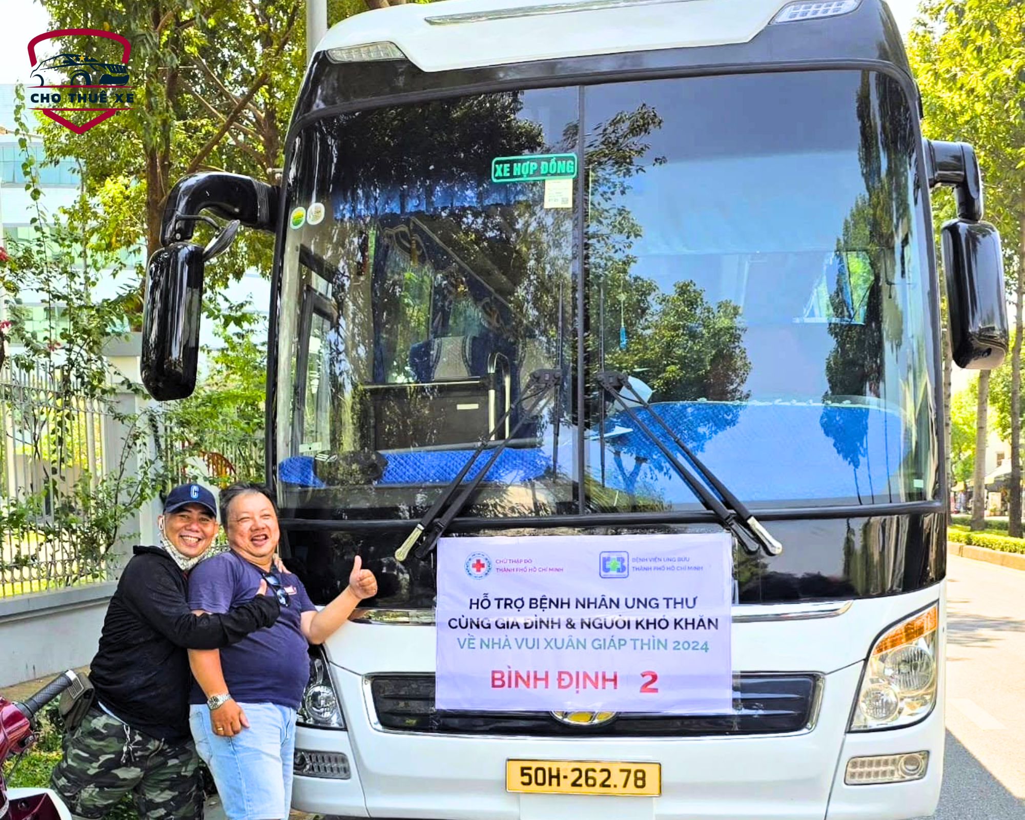 Hình ảnh khách hàng thuê xe làm từ thiện, chụp cùng xe khách Tết yêu thương đưa người khó khăn về quê