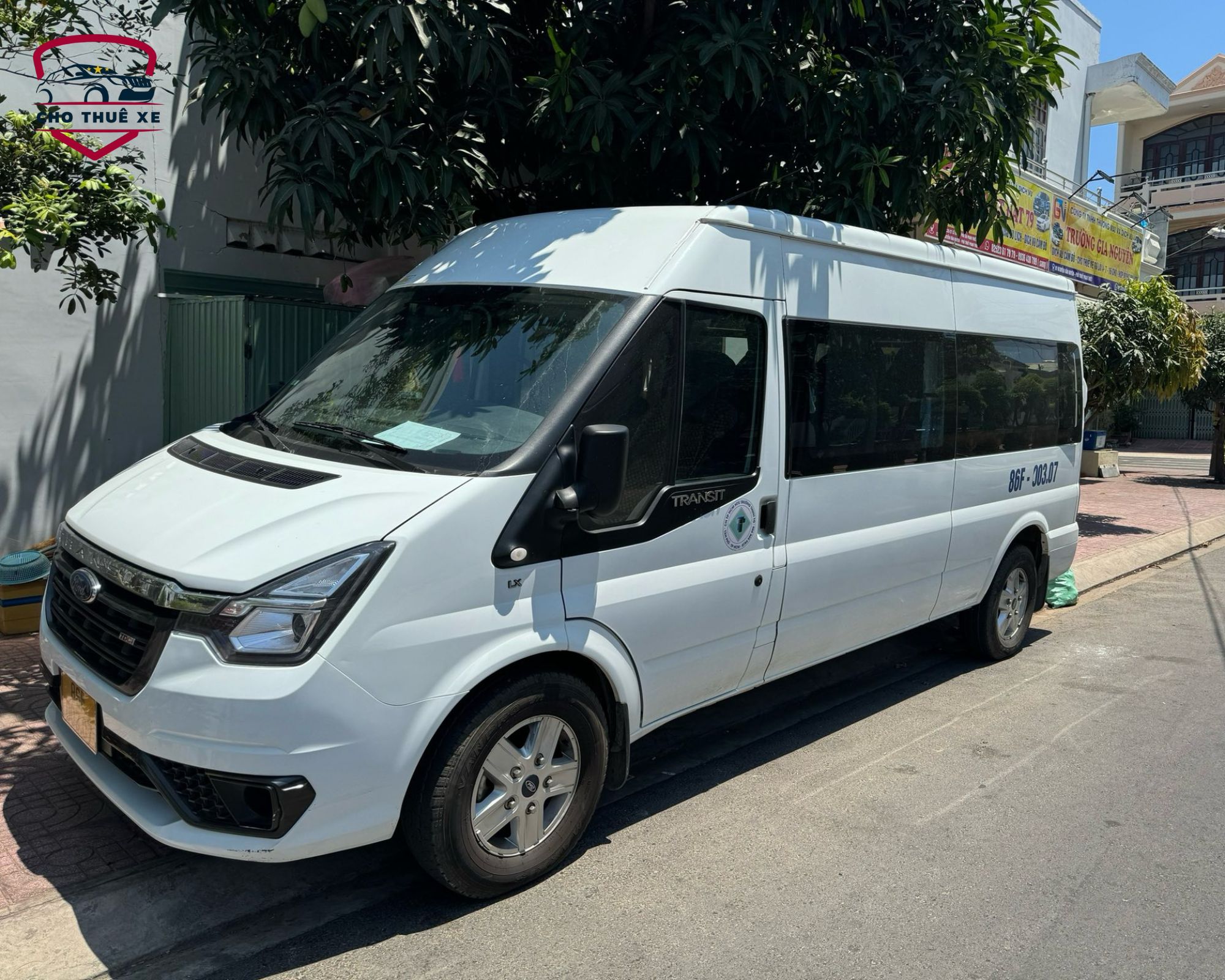 Hình ảnh xe 16 chỗ đời mới phục vụ đoàn du khách đi Phan Thiết